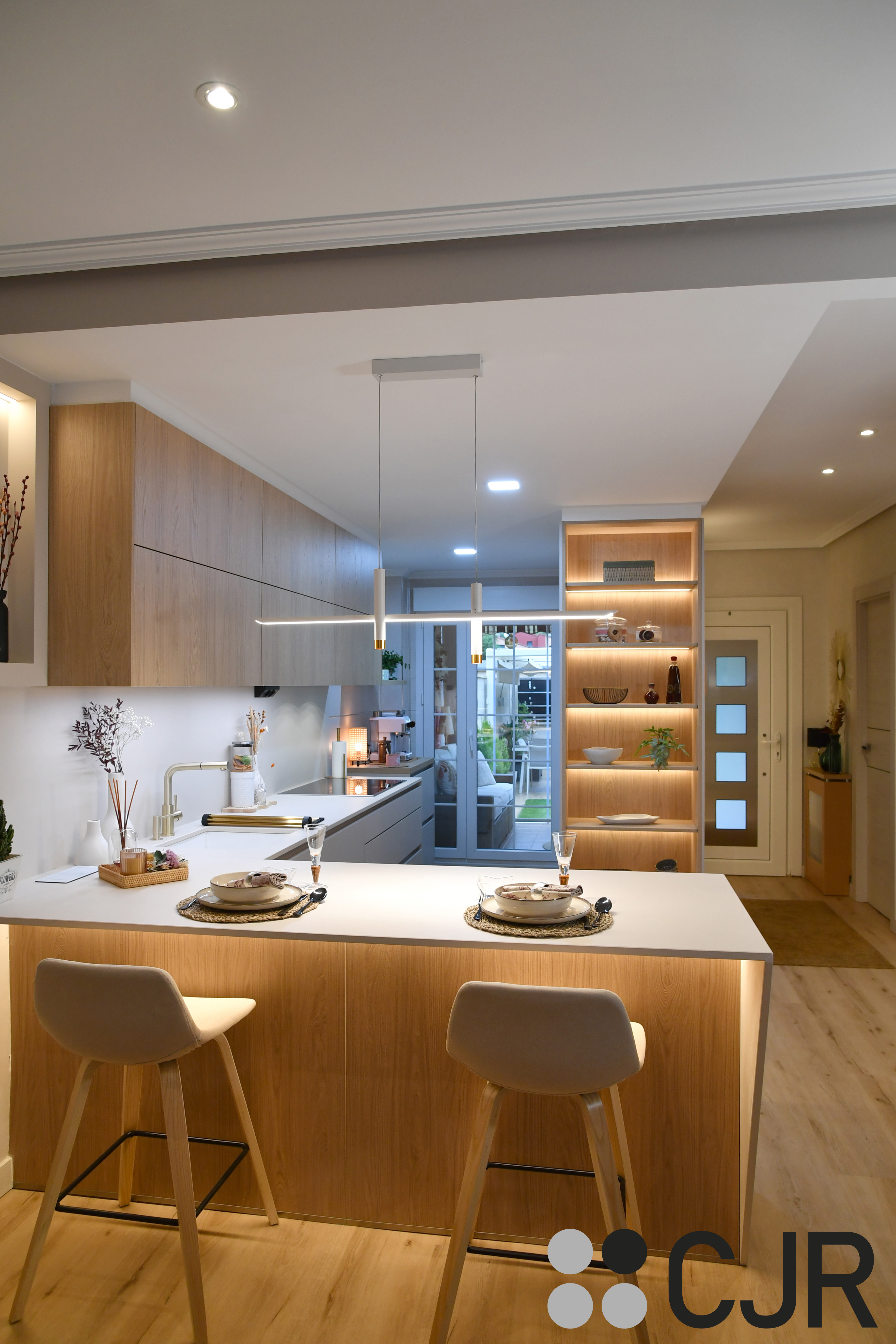 Cocina nórdica cashmere y madera con barra abierta al salón Cocinas CJR