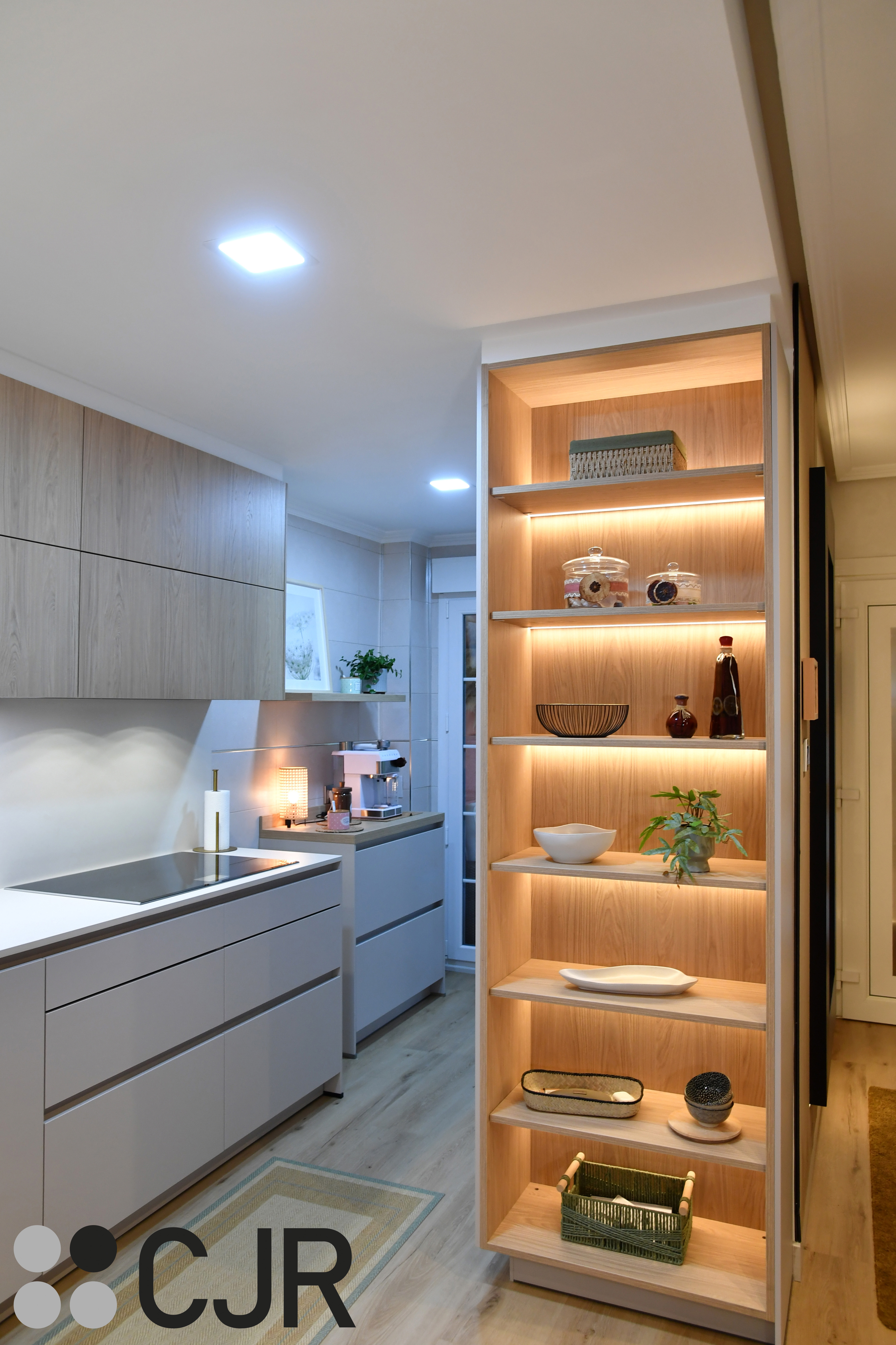 Cocina nórdica cashmere y madera con barra abierta al salón Cocinas CJR