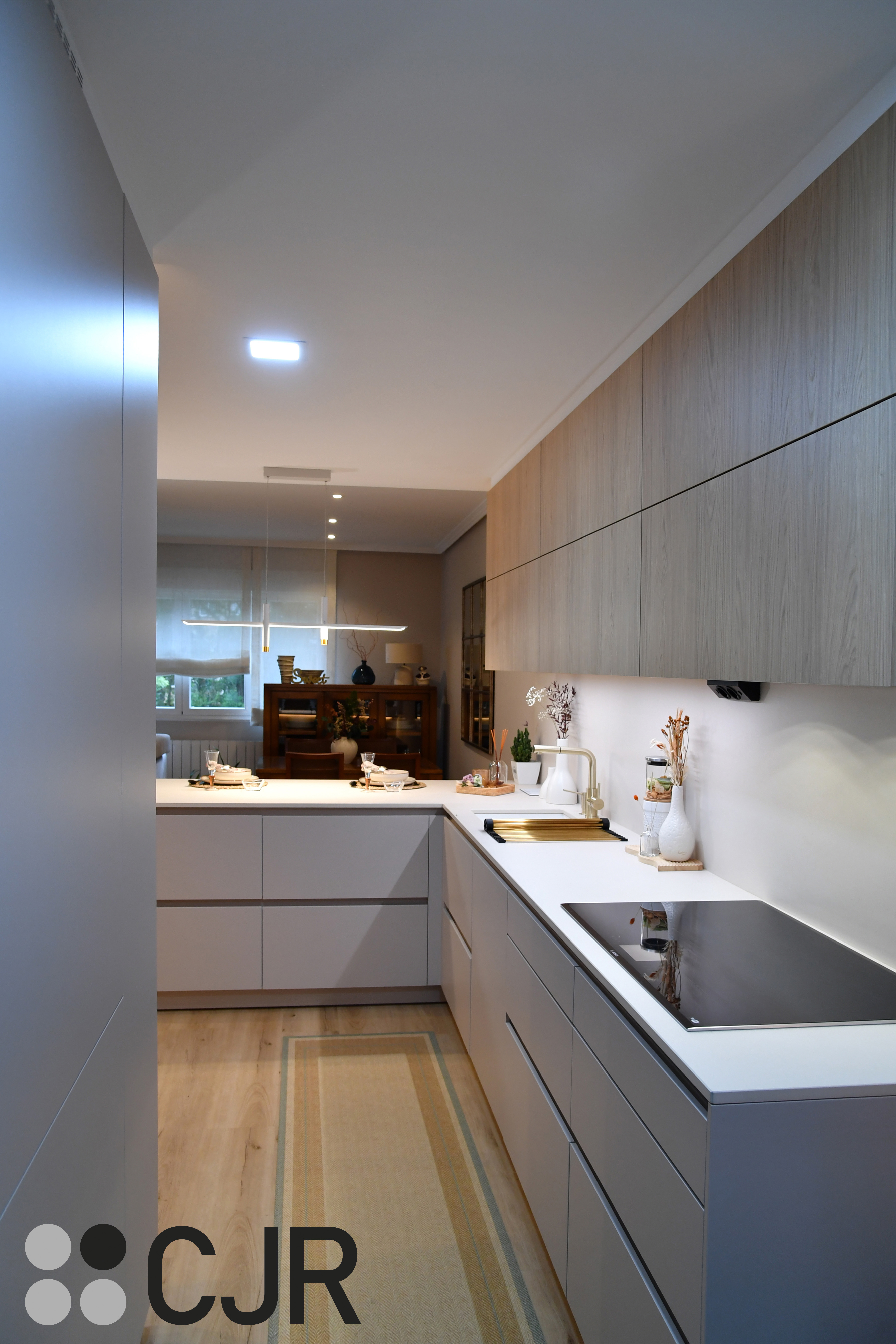 Cocina nórdica cashmere y madera con barra abierta al salón Cocinas CJR