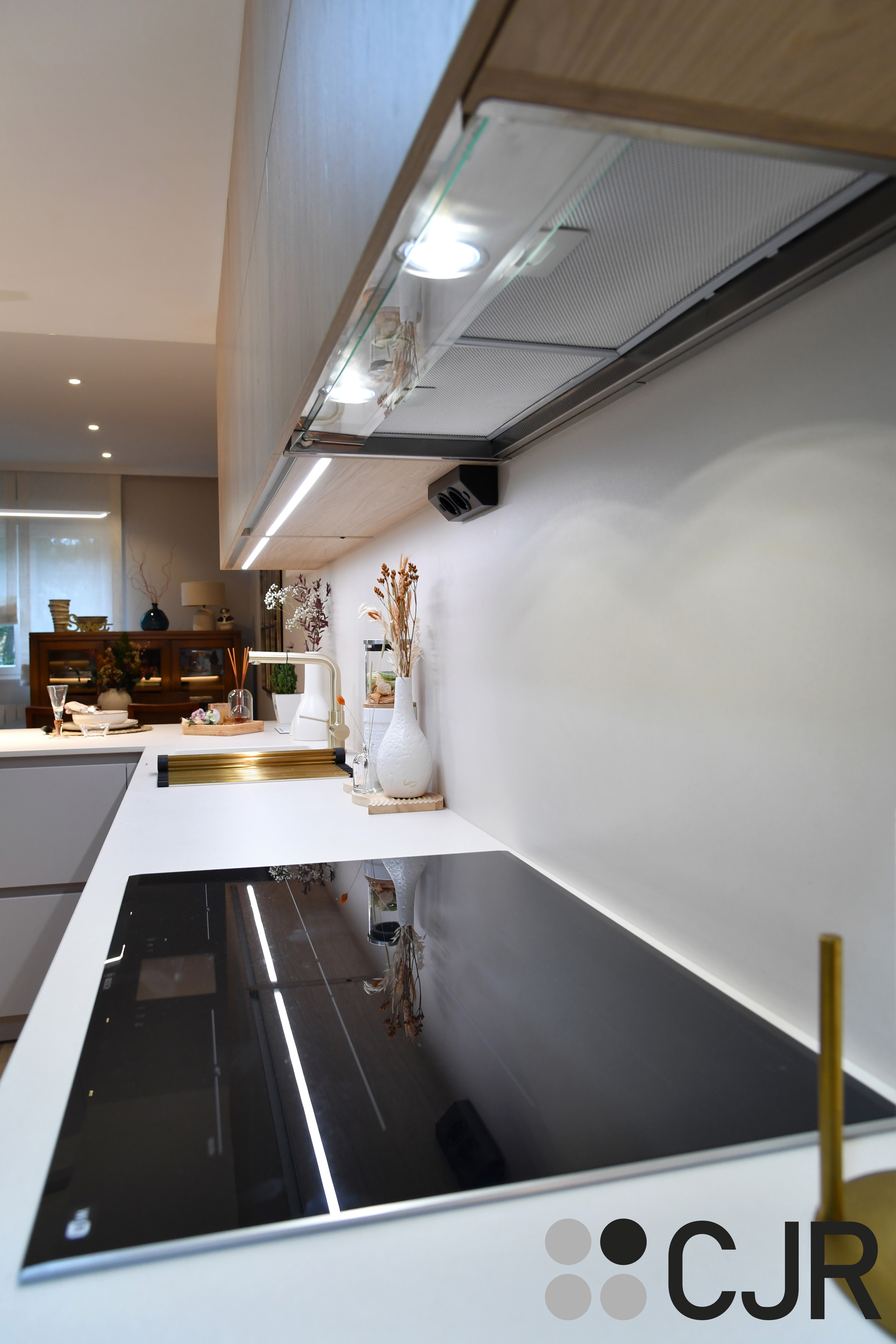 Cocina nórdica cashmere y madera con barra abierta al salón Cocinas CJR