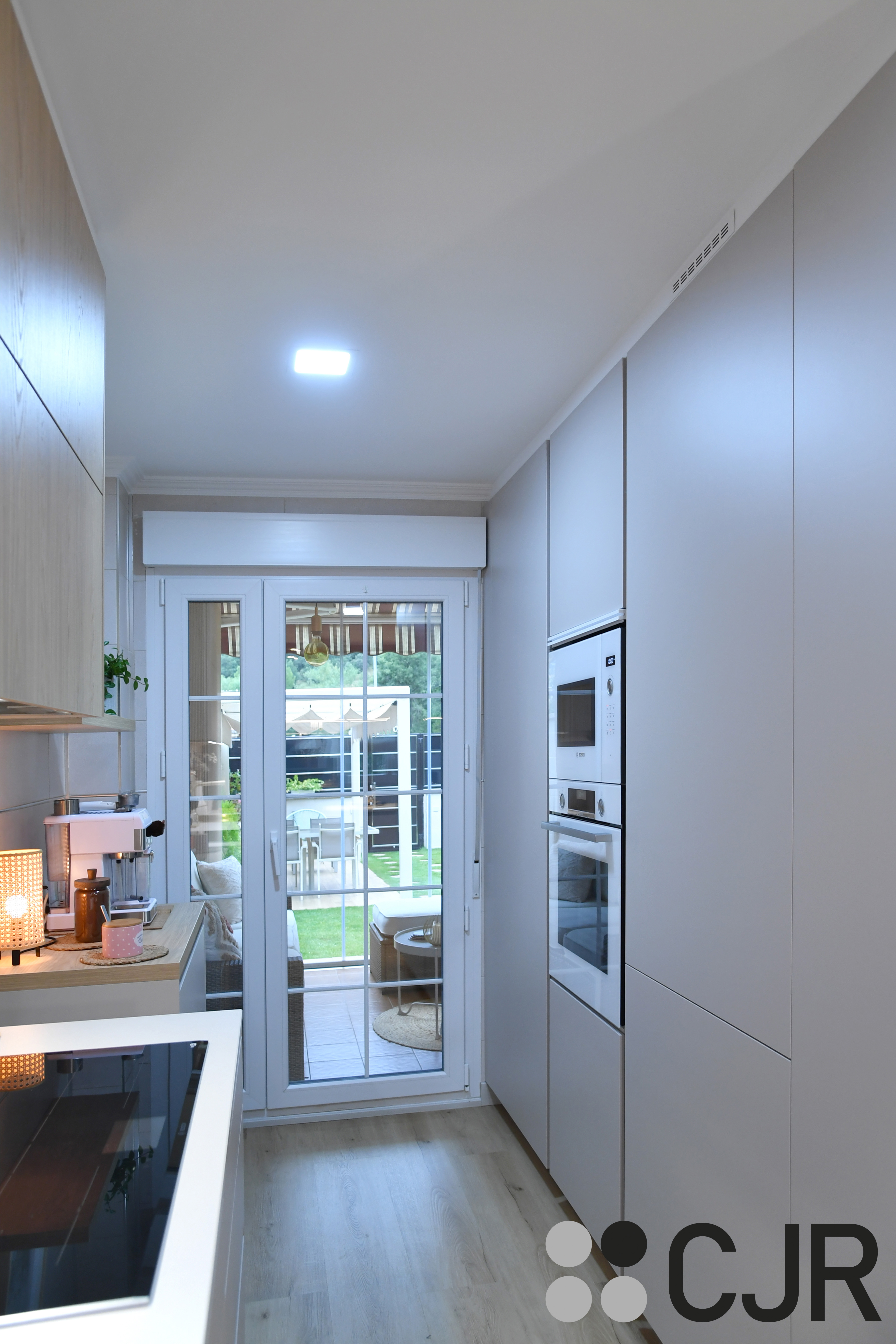 Cocina nórdica cashmere y madera con barra abierta al salón Cocinas CJR