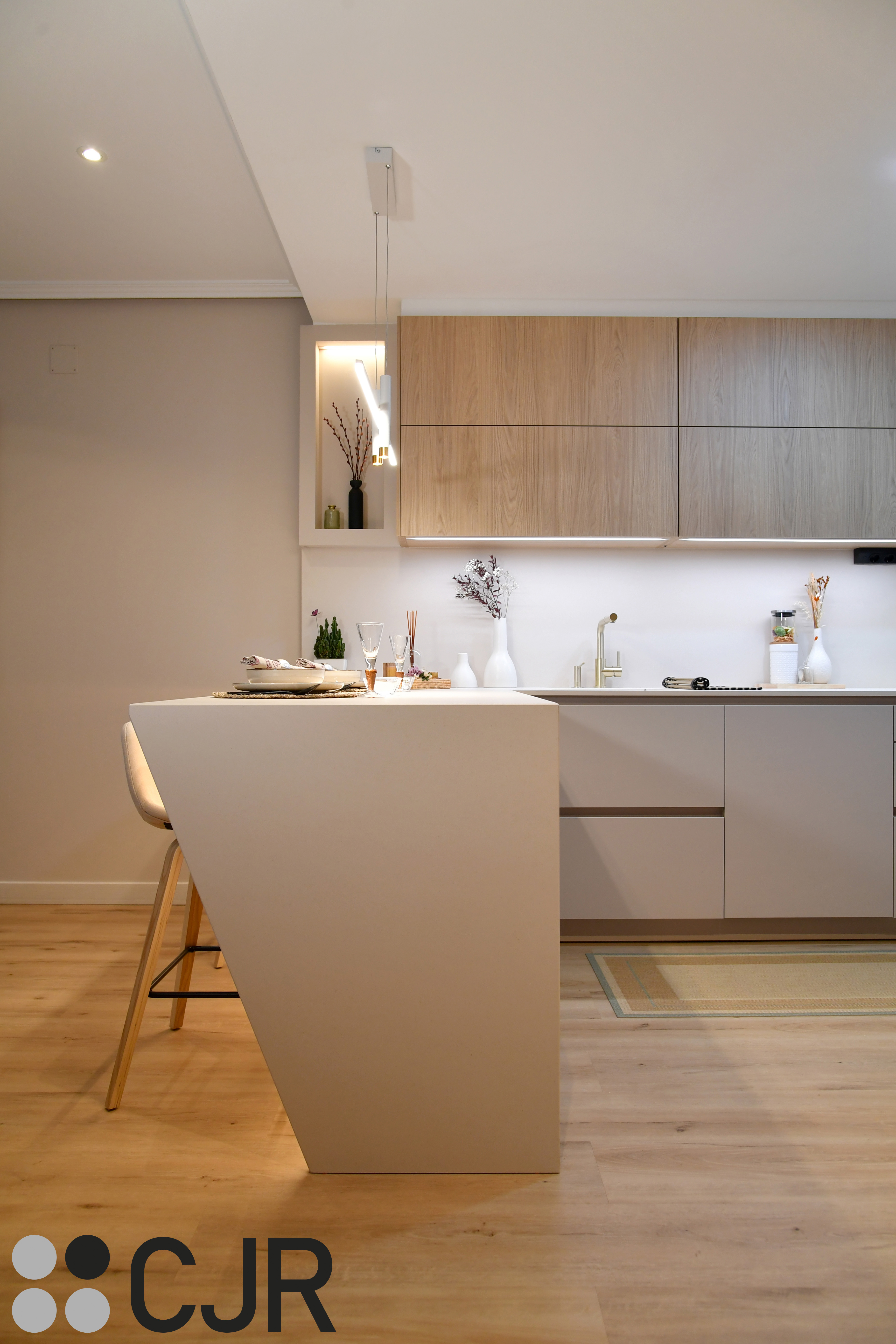 Cocina nórdica cashmere y madera con barra abierta al salón Cocinas CJR