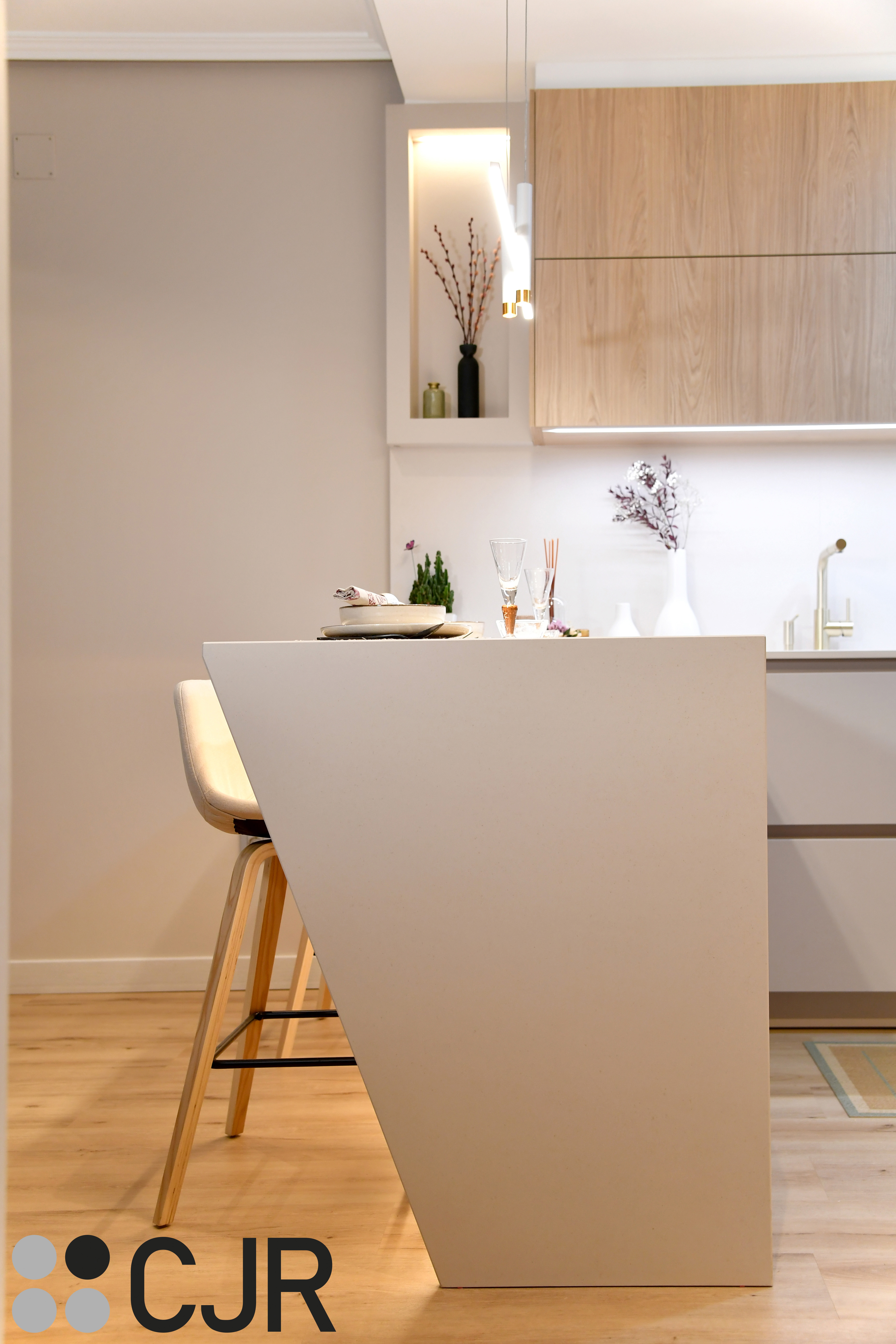 Cocina nórdica cashmere y madera con barra abierta al salón Cocinas CJR