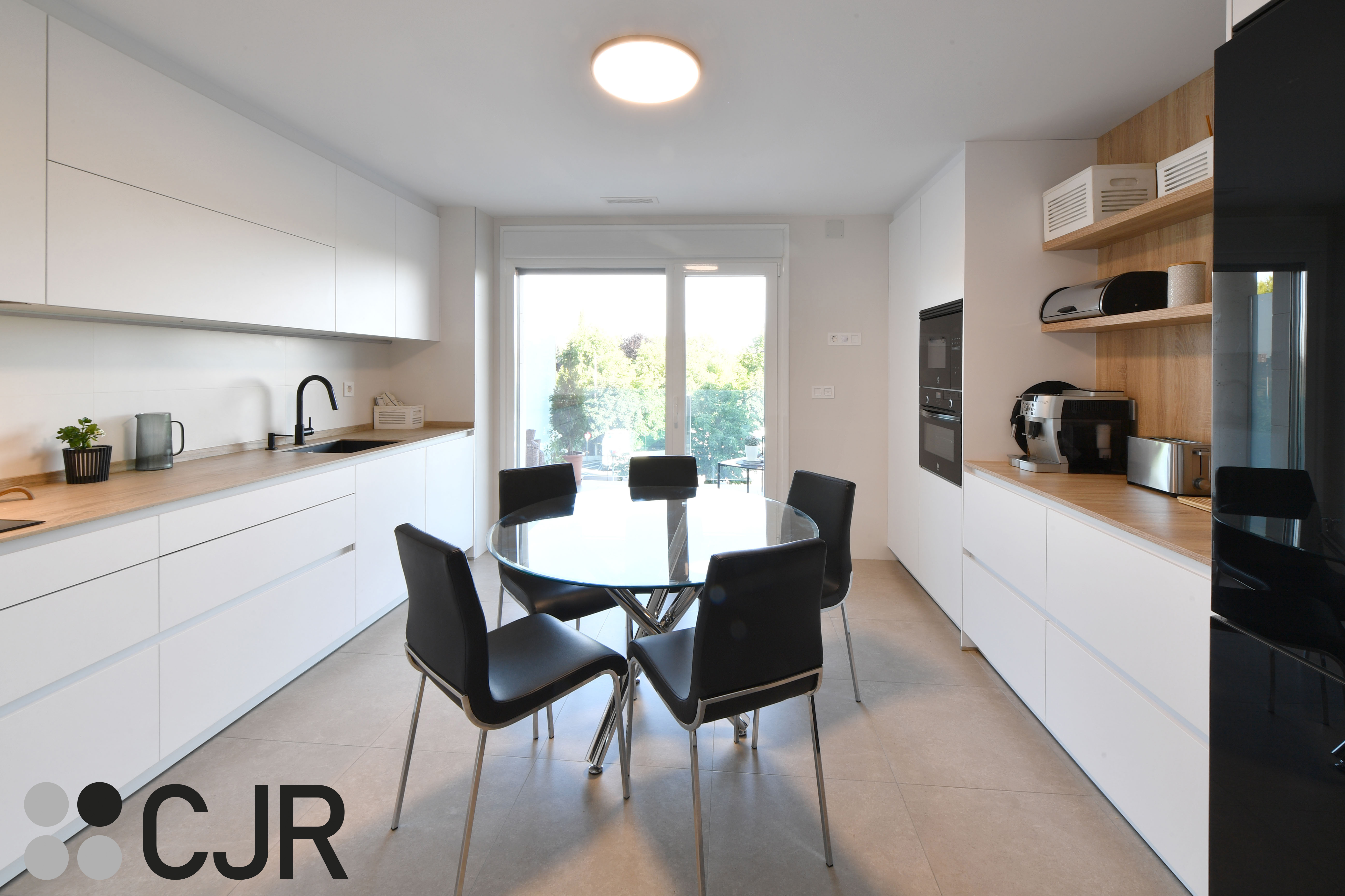 Cocina blanca y madera en dos frentes con mesa cocinas cjr