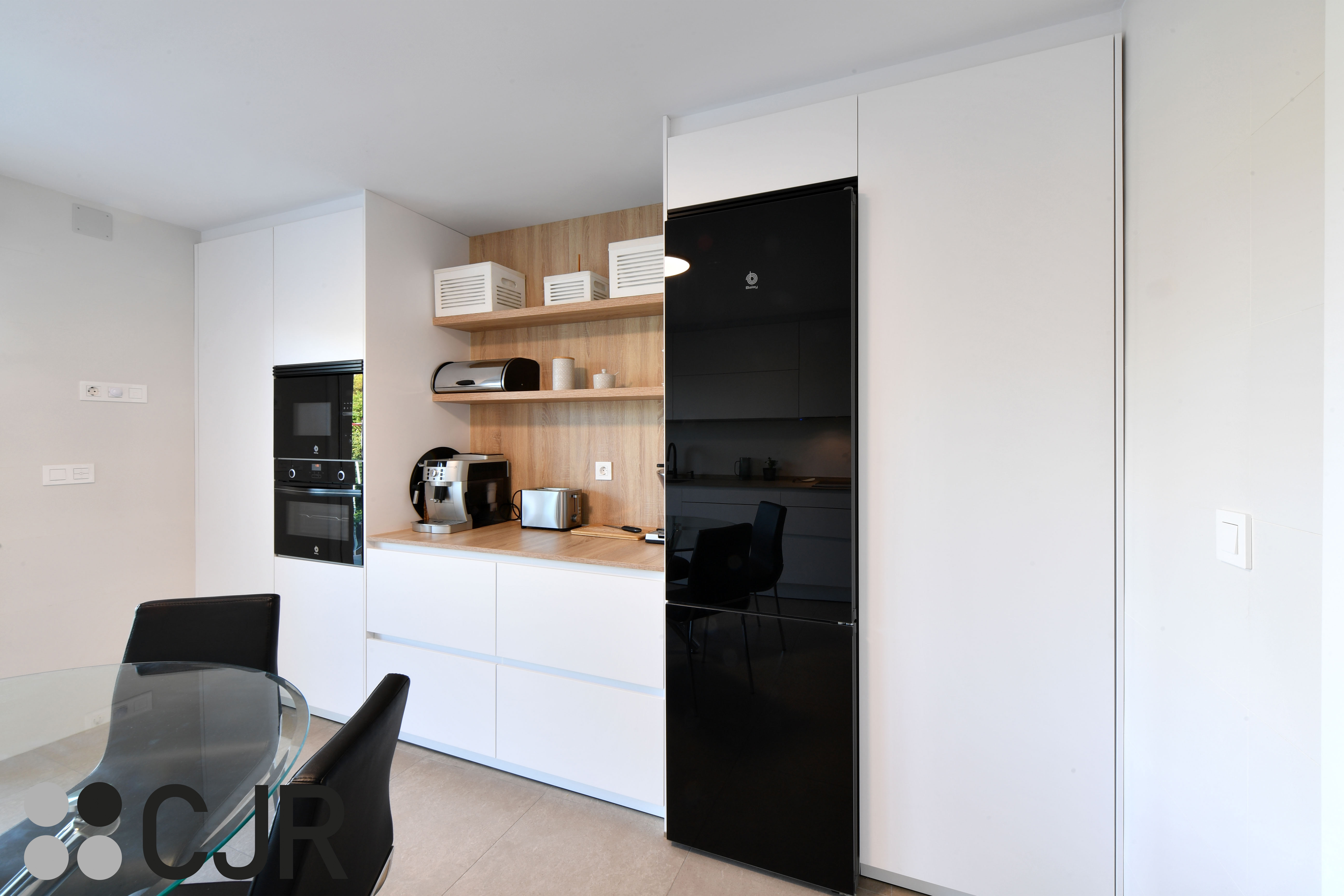 Cocina blanca y madera en dos frentes con mesa cocinas cjr