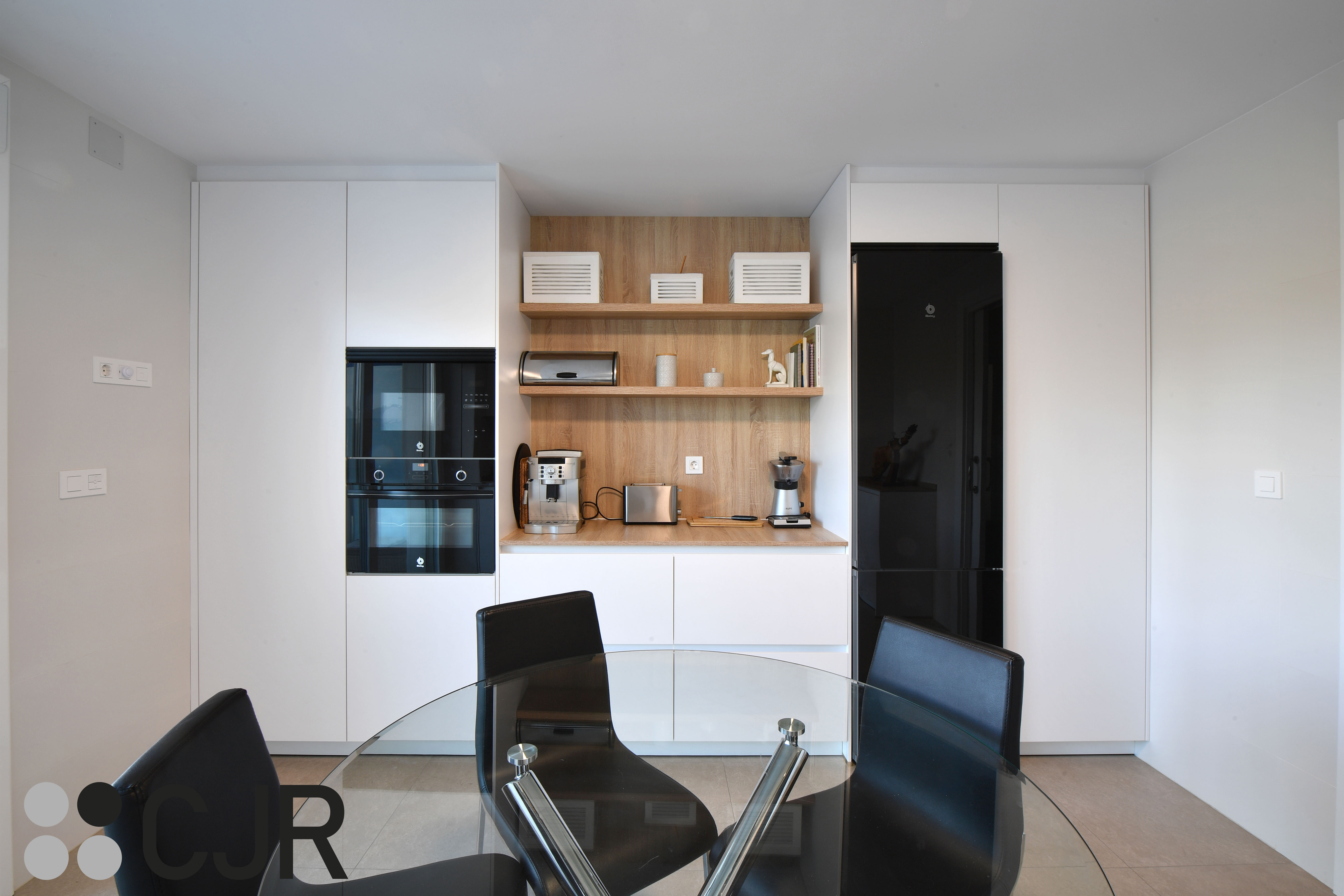 Cocina blanca y madera en dos frentes con mesa cocinas cjr