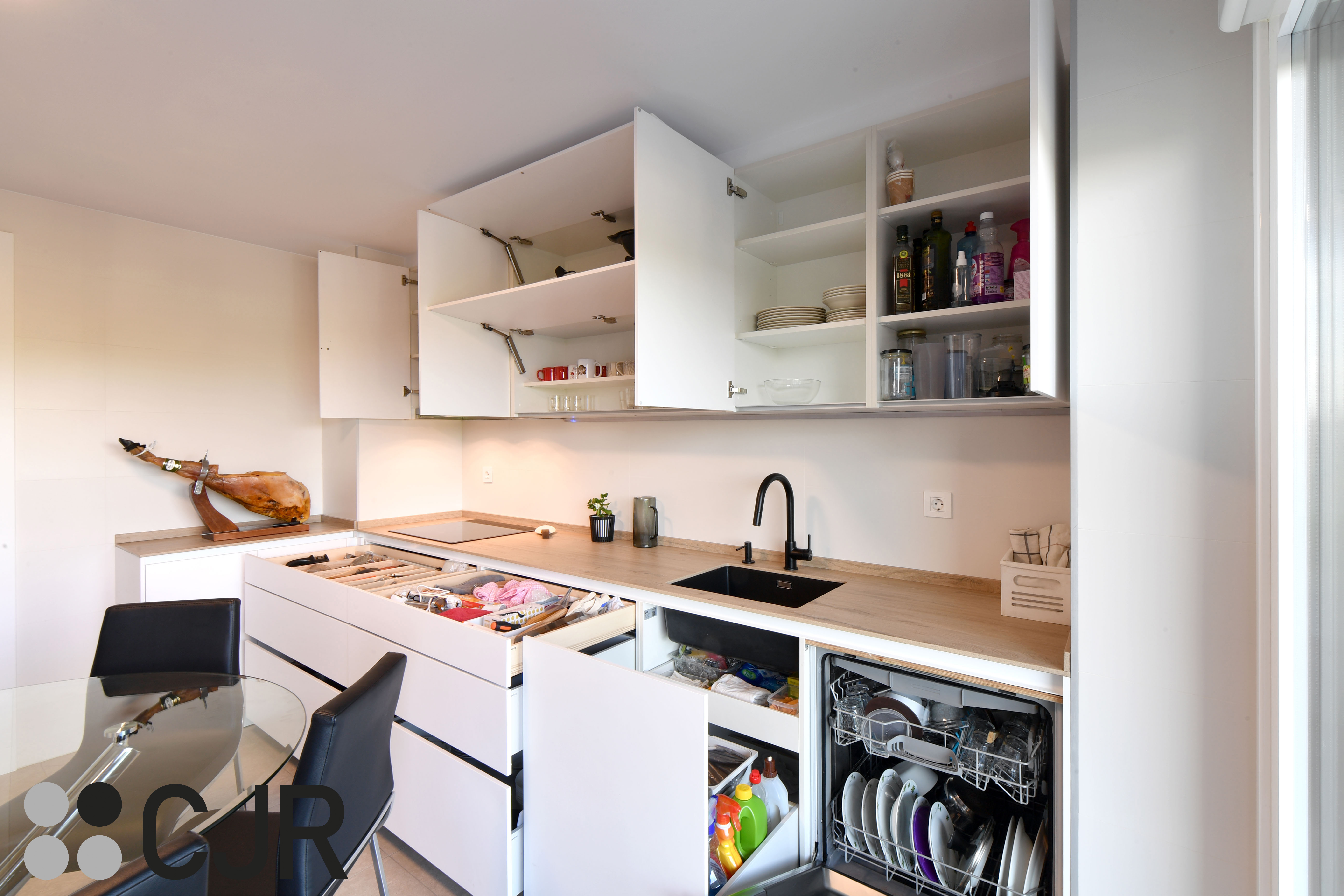 Cocina blanca y madera en dos frentes con mesa cocinas cjr