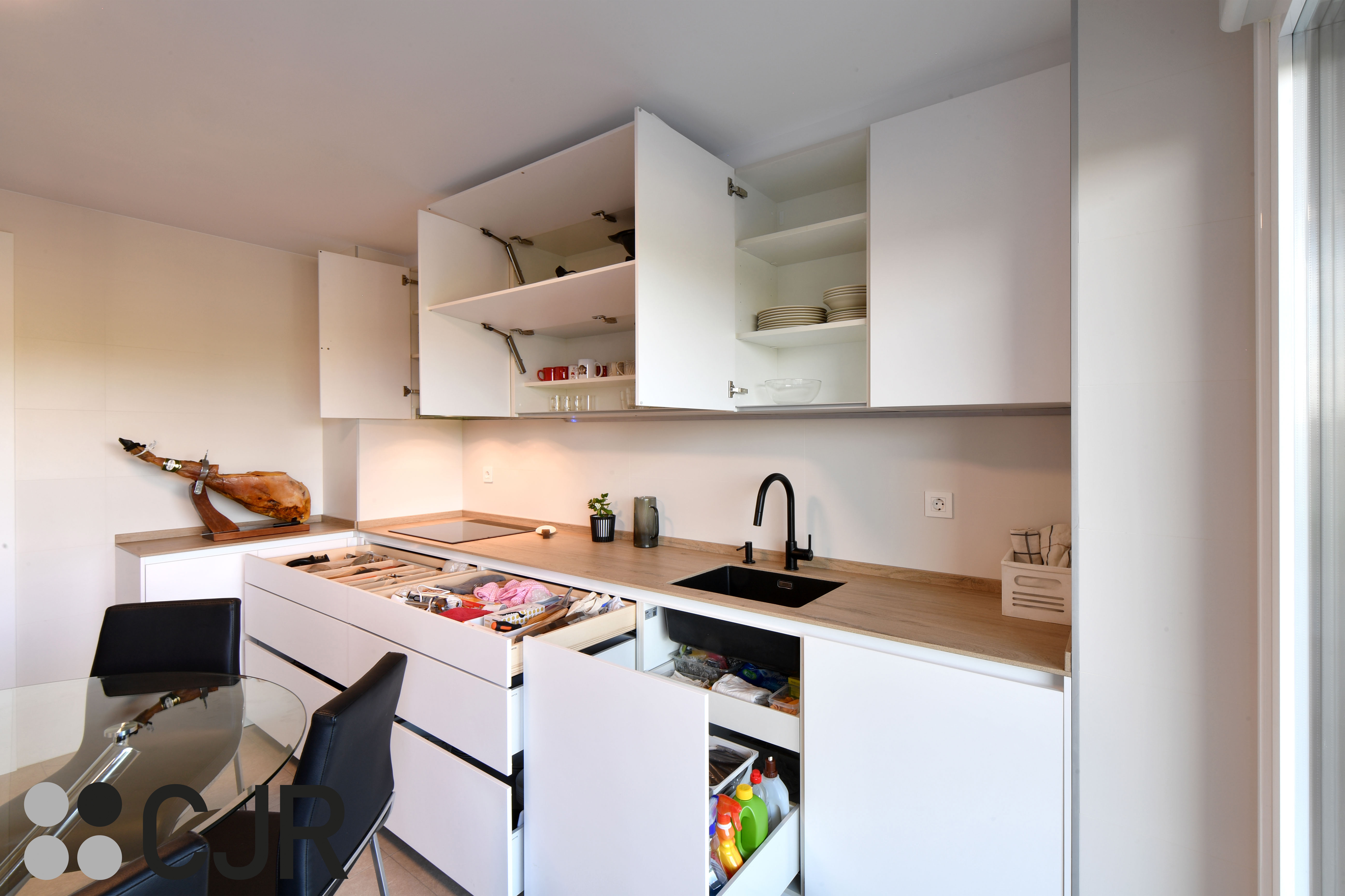 Cocina blanca y madera en dos frentes con mesa cocinas cjr