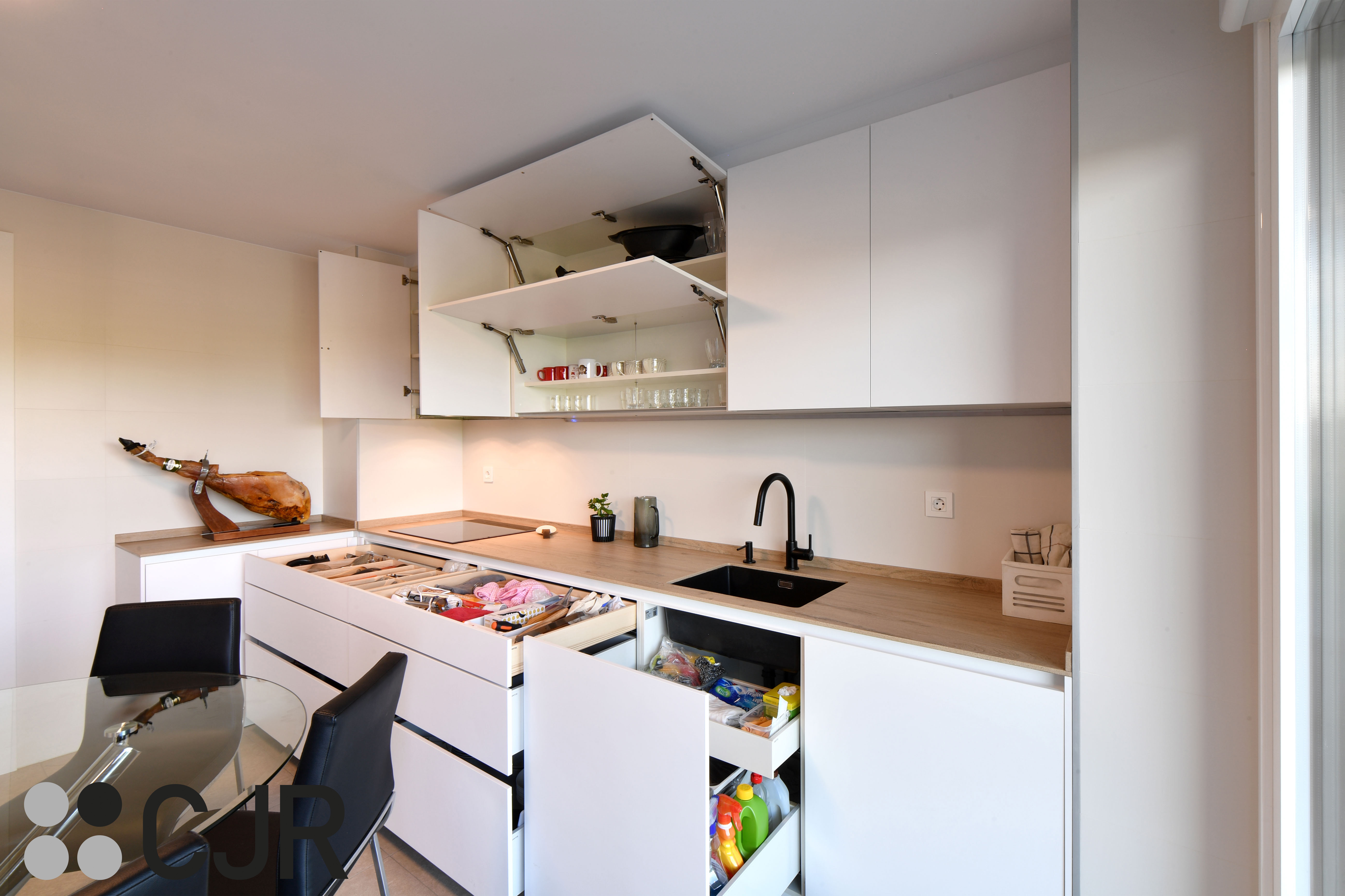 Cocina blanca y madera en dos frentes con mesa cocinas cjr