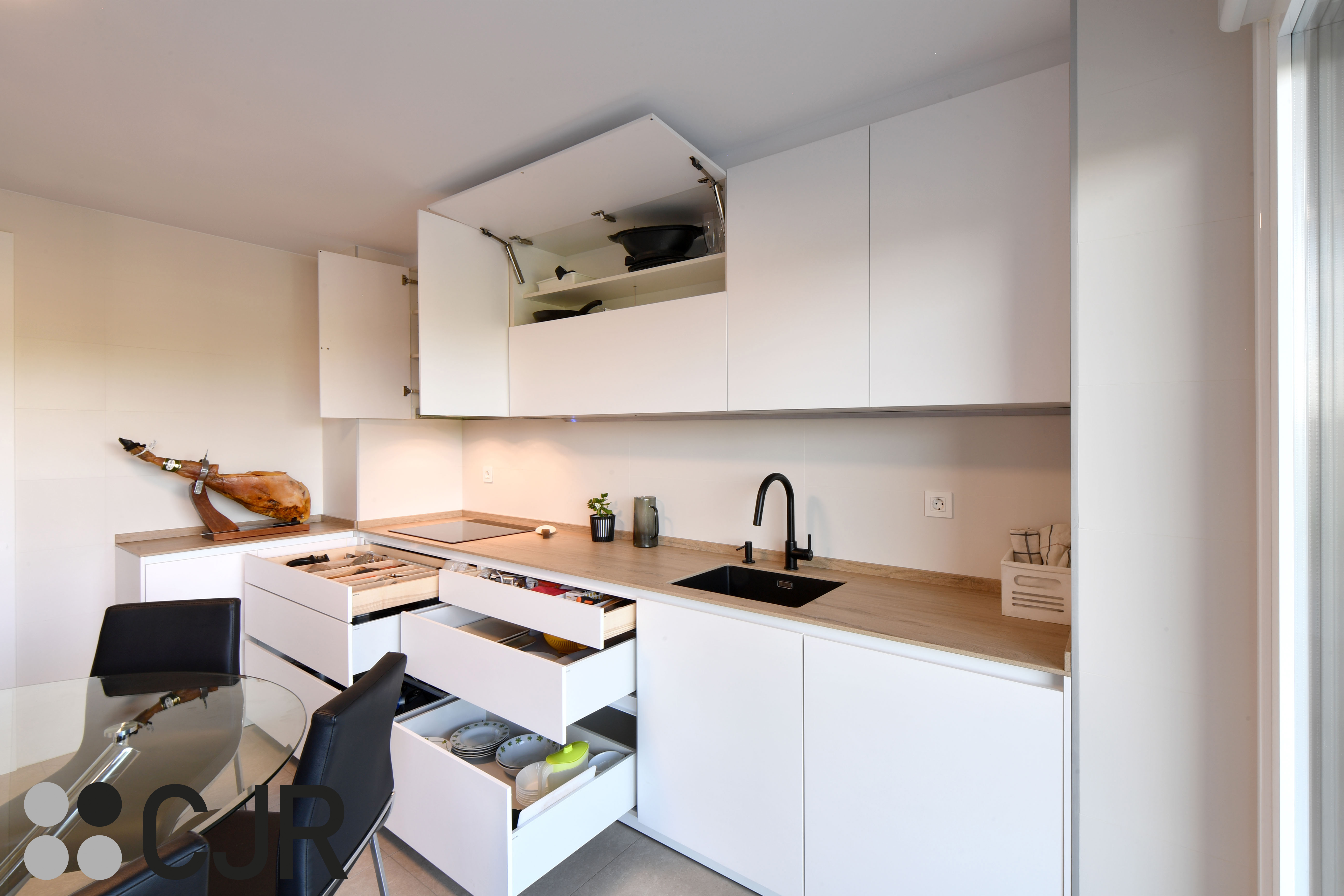 Cocina blanca y madera en dos frentes con mesa cocinas cjr