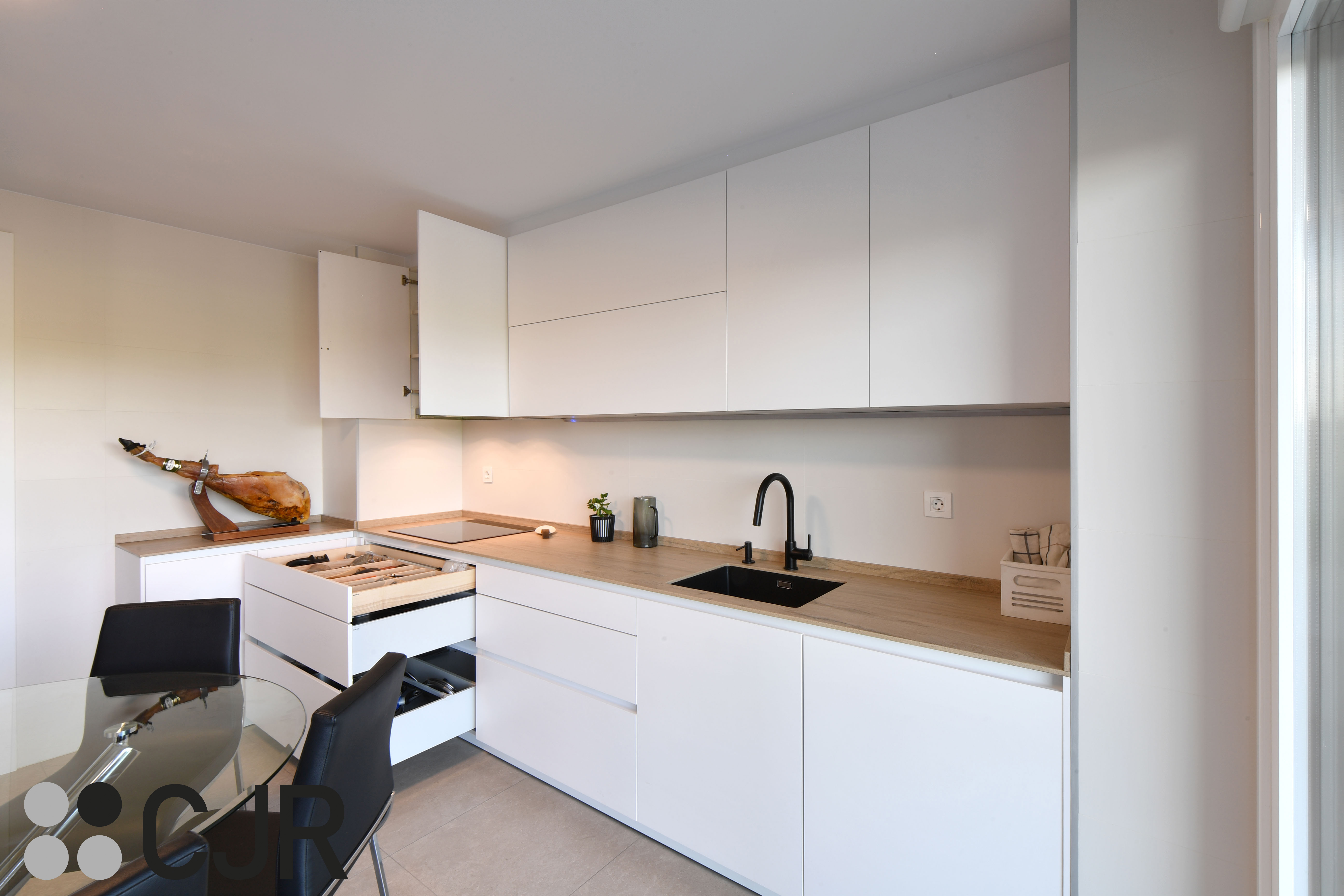 Cocina blanca y madera en dos frentes con mesa cocinas cjr