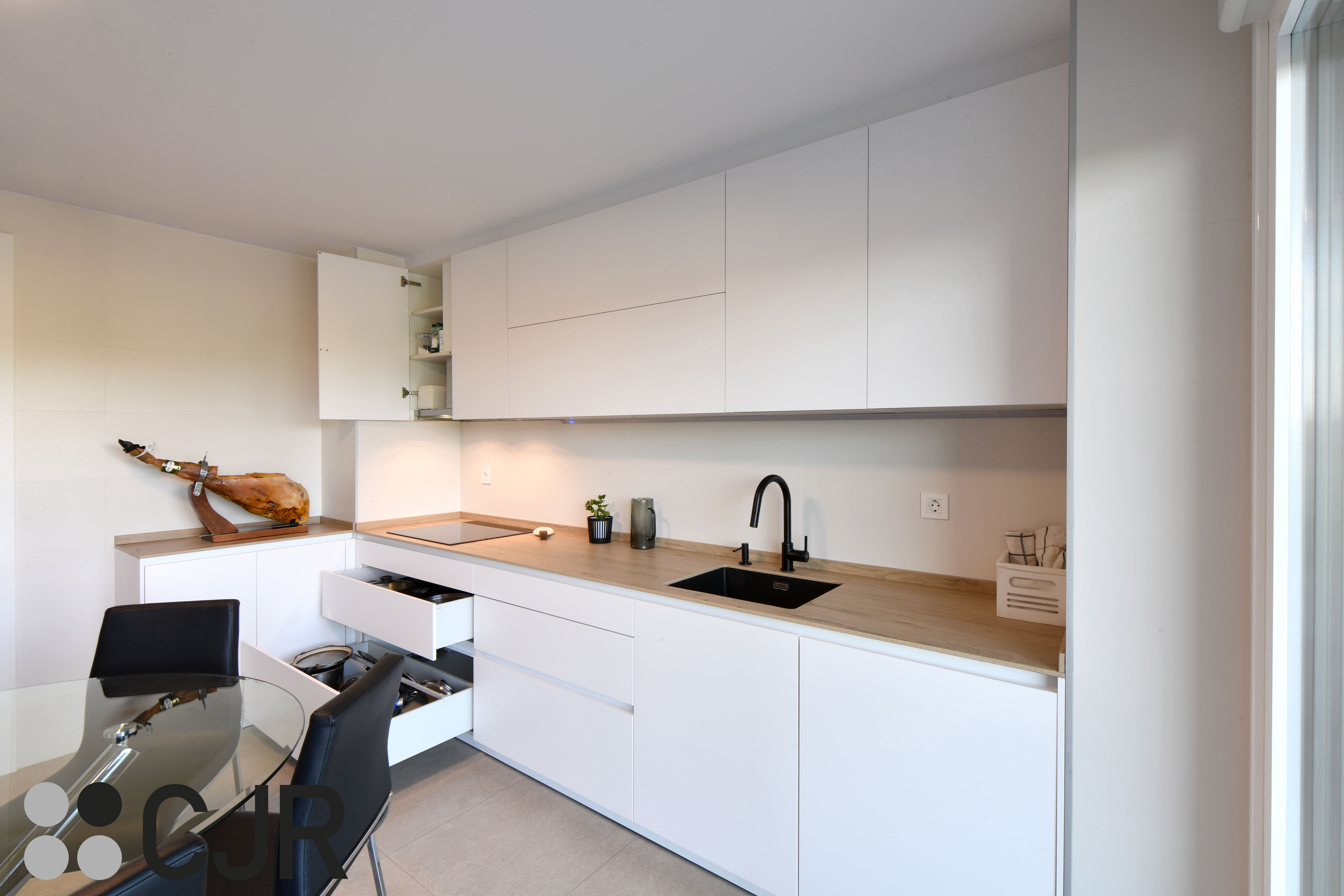 Cocina blanca y madera en dos frentes con mesa cocinas cjr