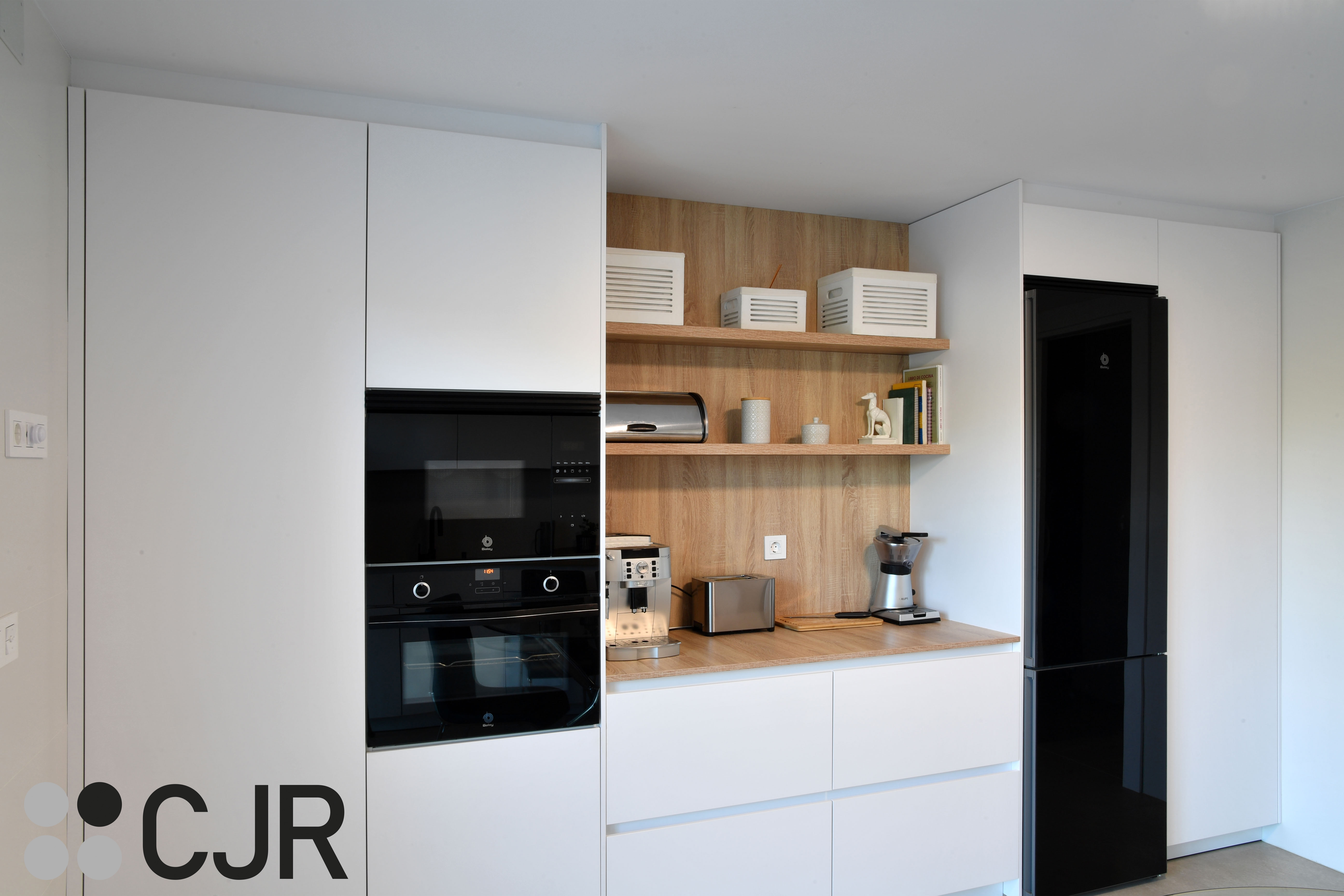 Cocina blanca y madera en dos frentes con mesa cocinas cjr