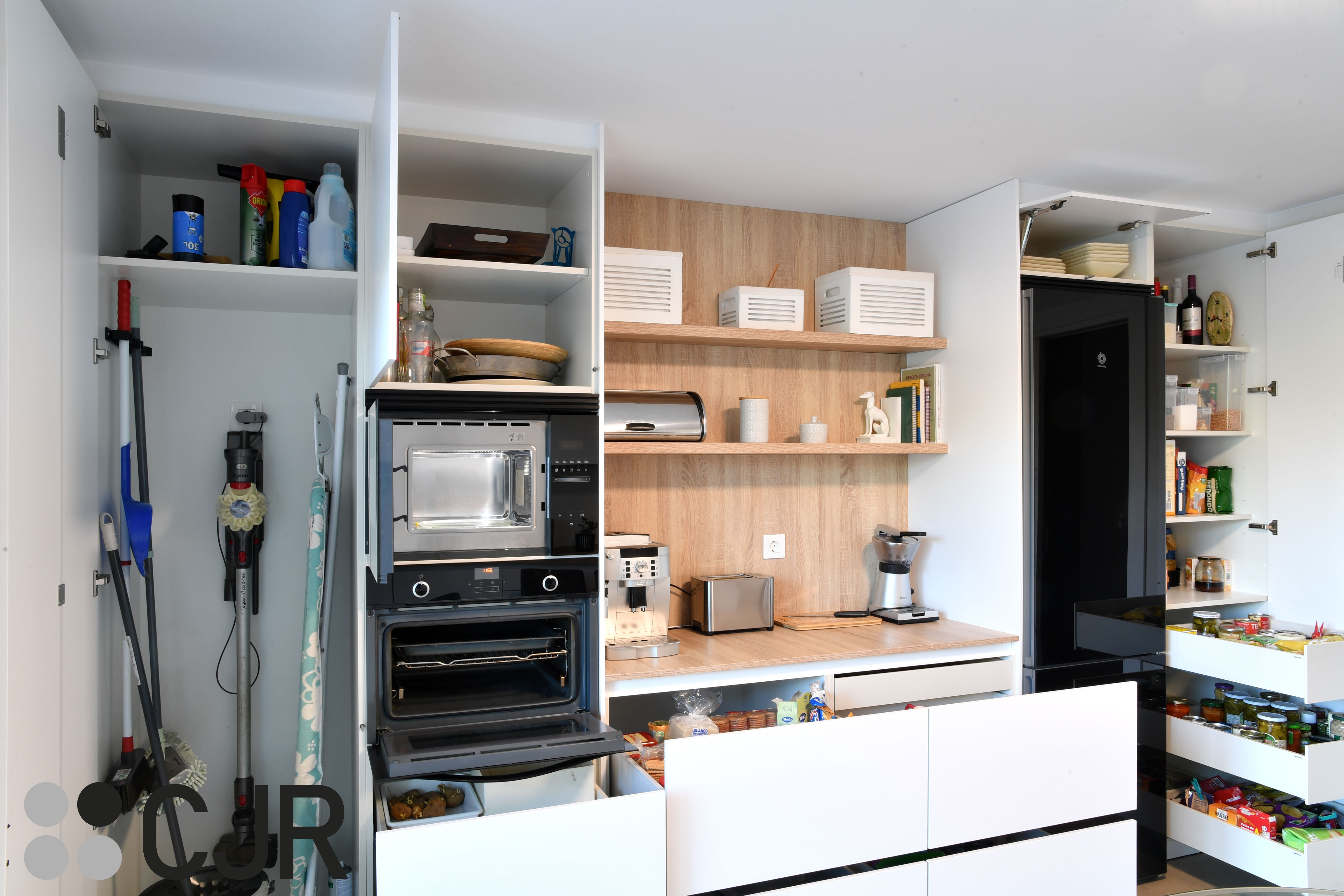 Cocina blanca y madera en dos frentes con mesa cocinas cjr