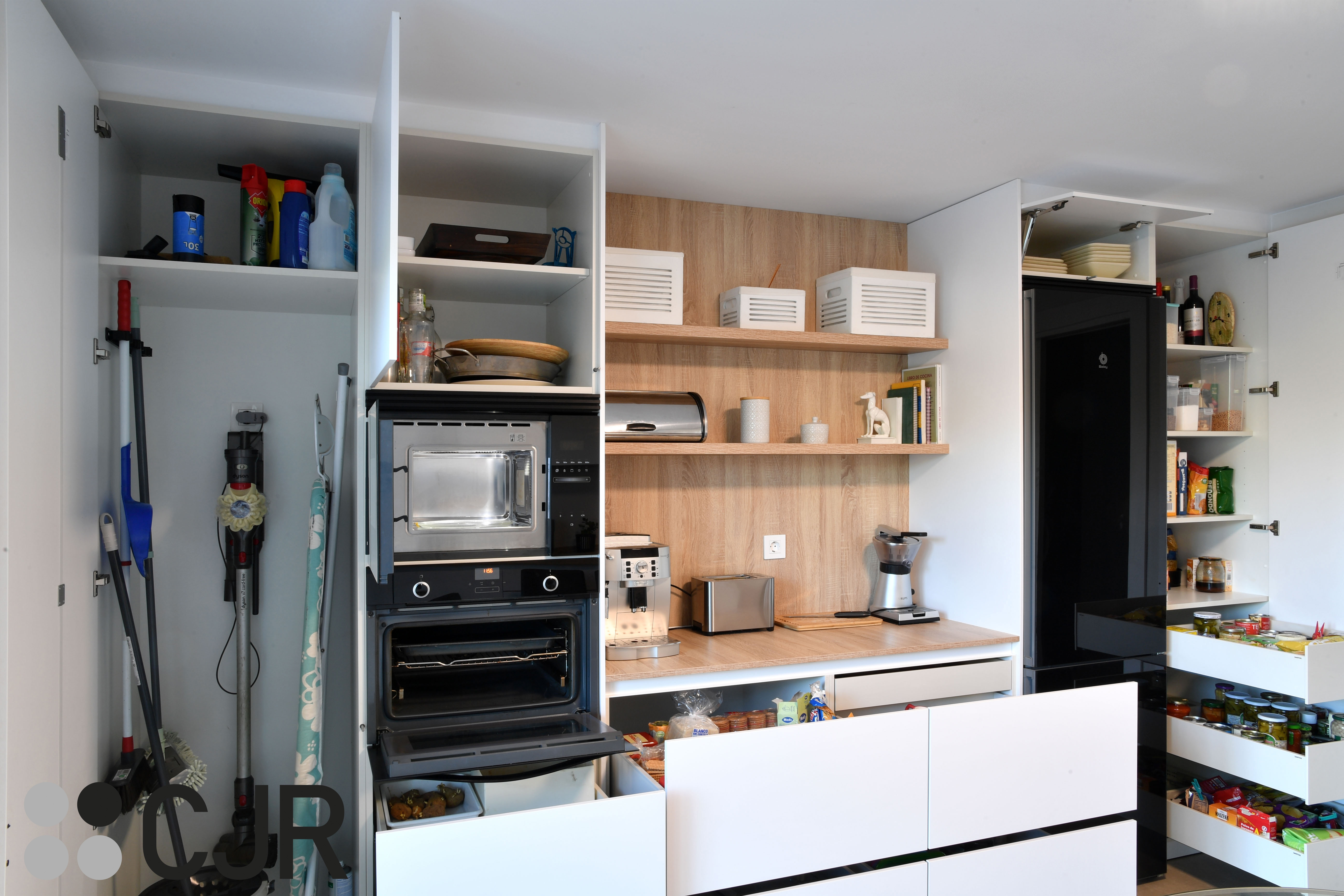 Cocina blanca y madera en dos frentes con mesa cocinas cjr