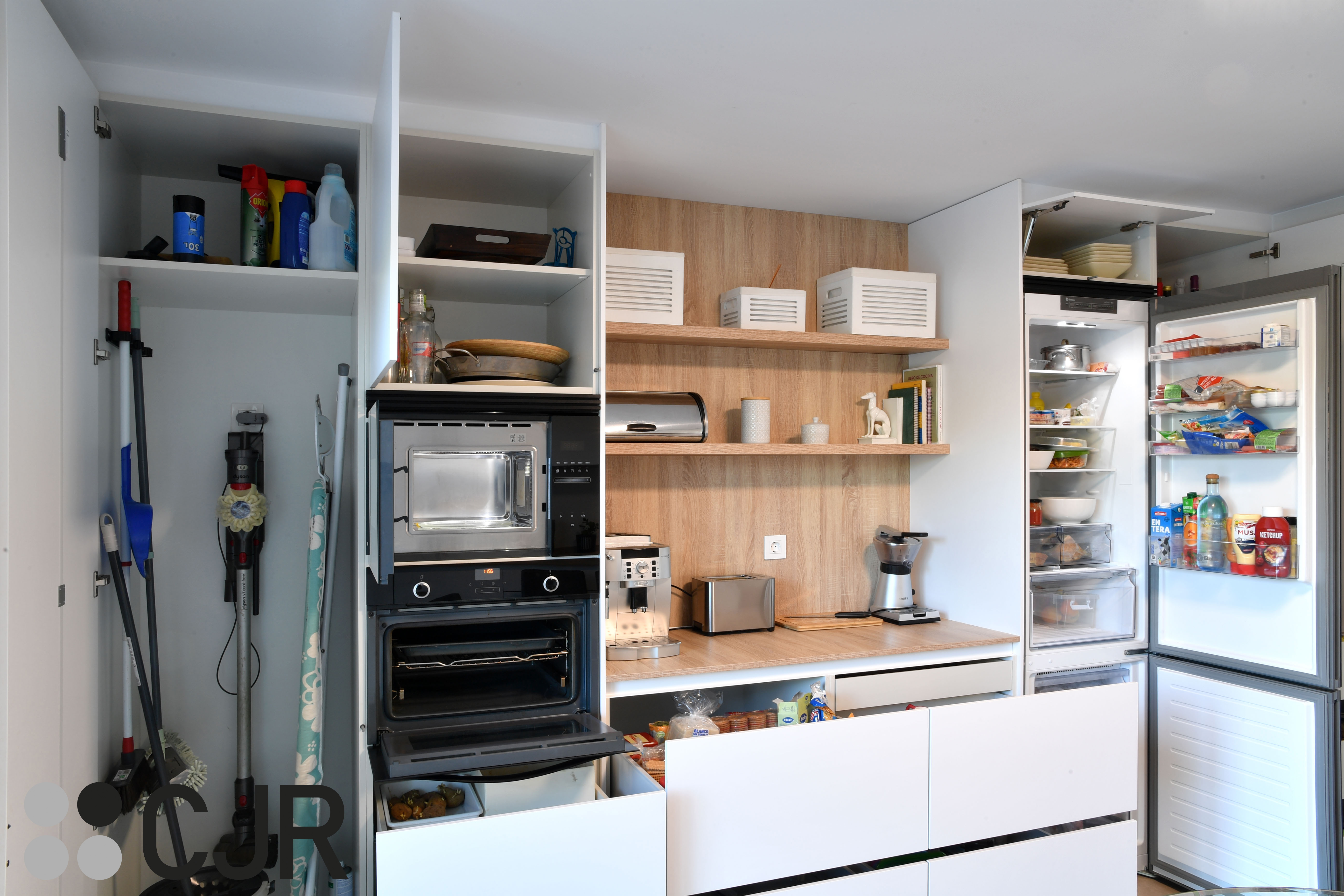 Cocina blanca y madera en dos frentes con mesa cocinas cjr