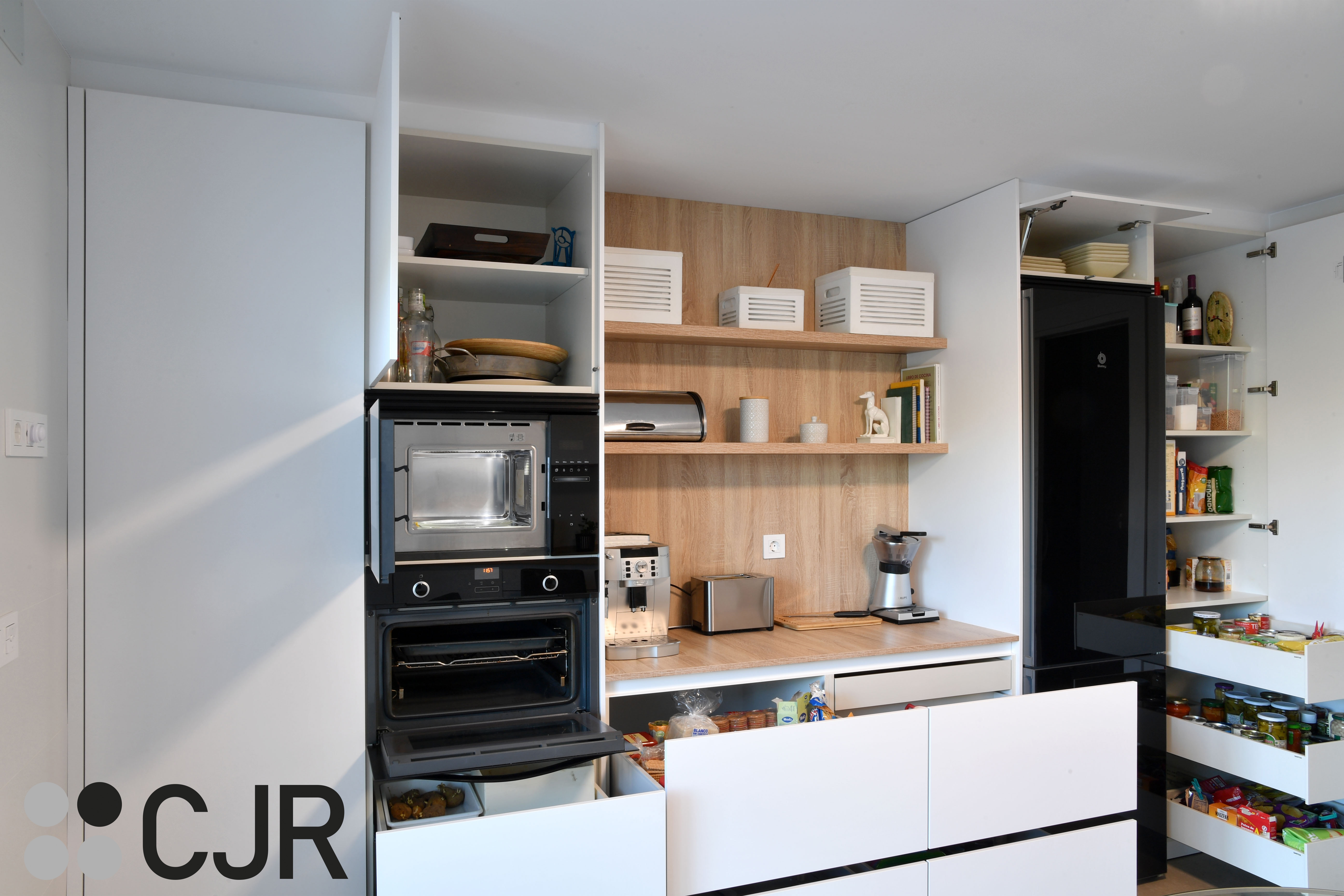 Cocina blanca y madera en dos frentes con mesa cocinas cjr