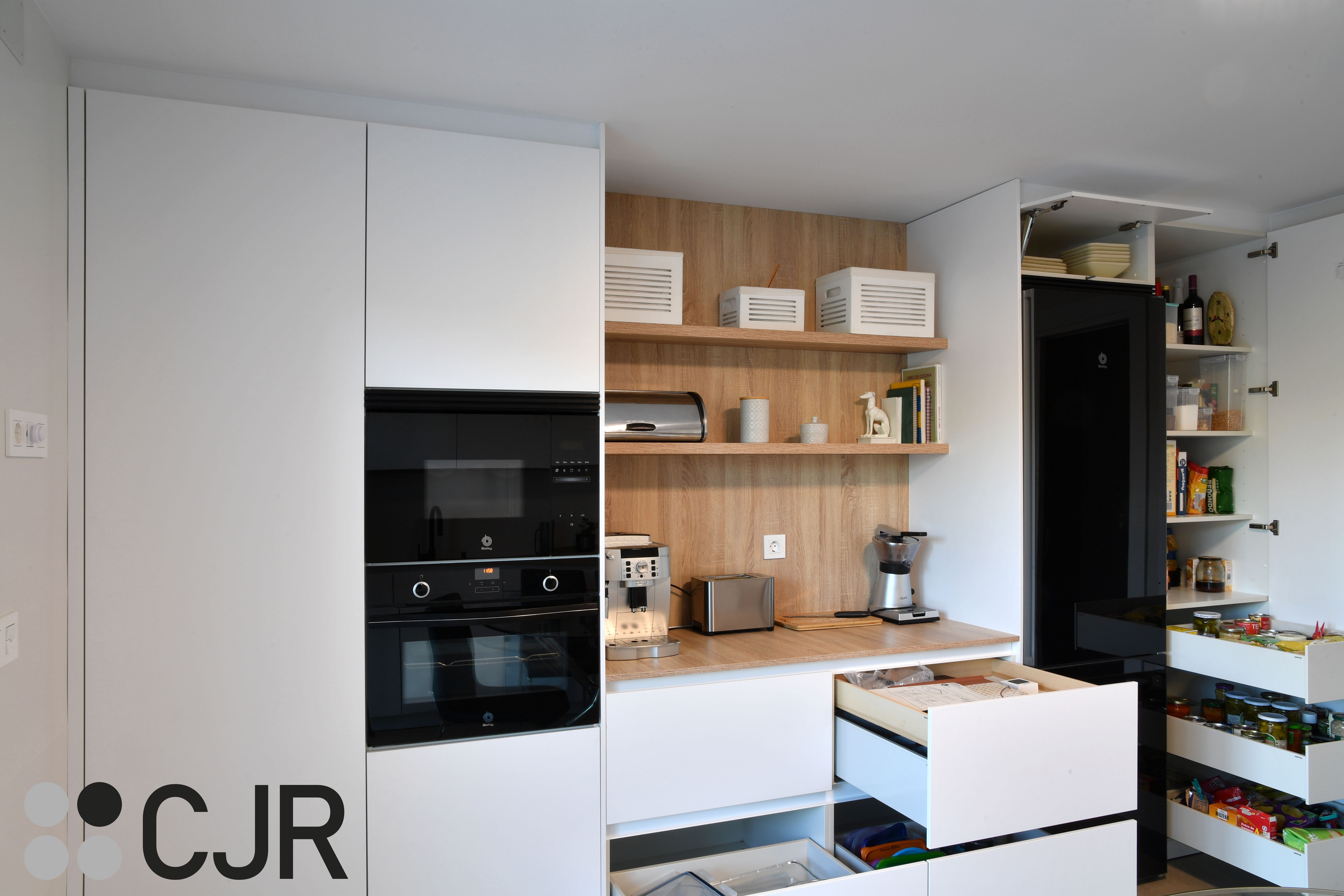 Cocina blanca y madera en dos frentes con mesa cocinas cjr