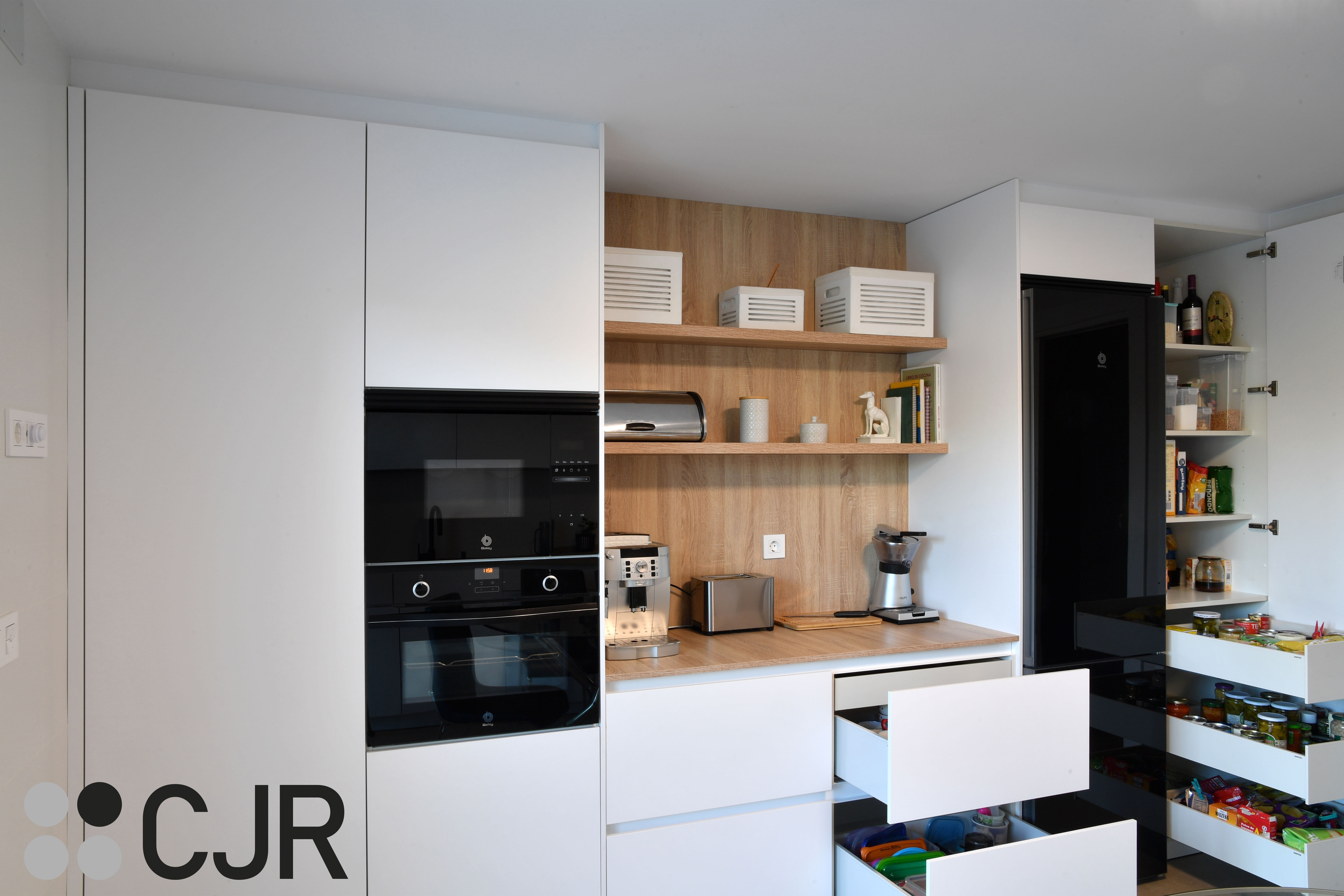 Cocina blanca y madera en dos frentes con mesa cocinas cjr