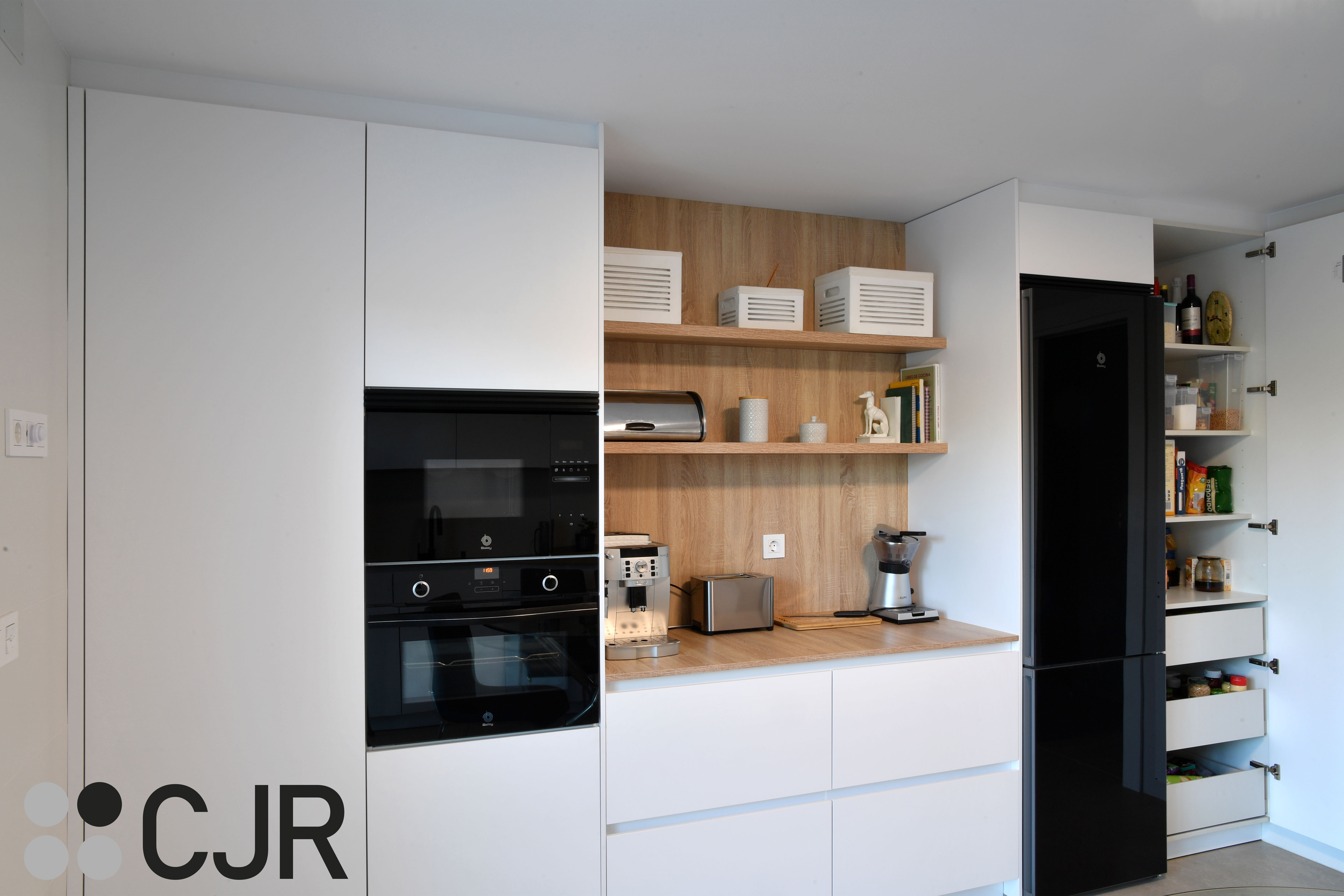 Cocina blanca y madera en dos frentes con mesa cocinas cjr