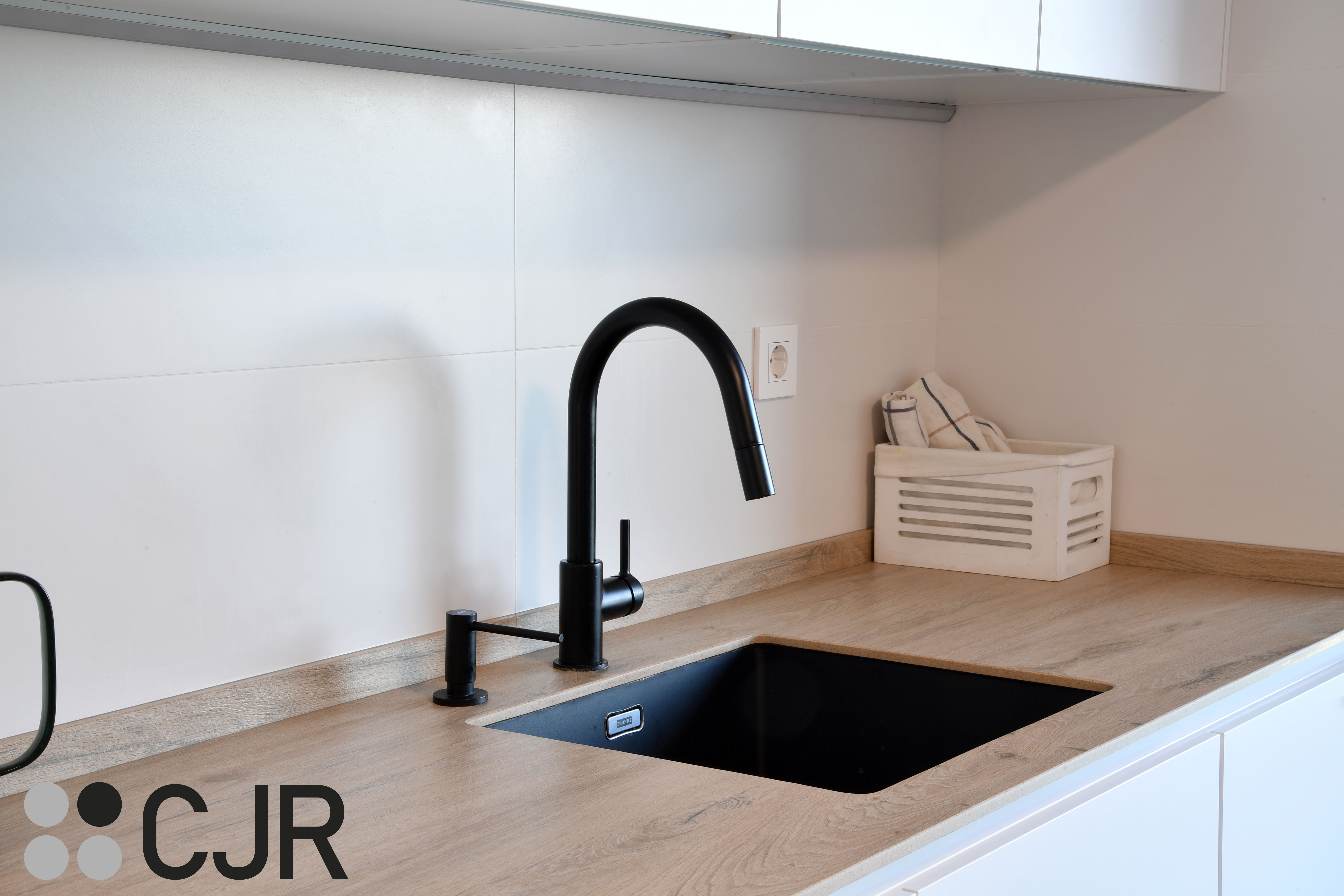 Cocina blanca y madera en dos frentes con mesa cocinas cjr