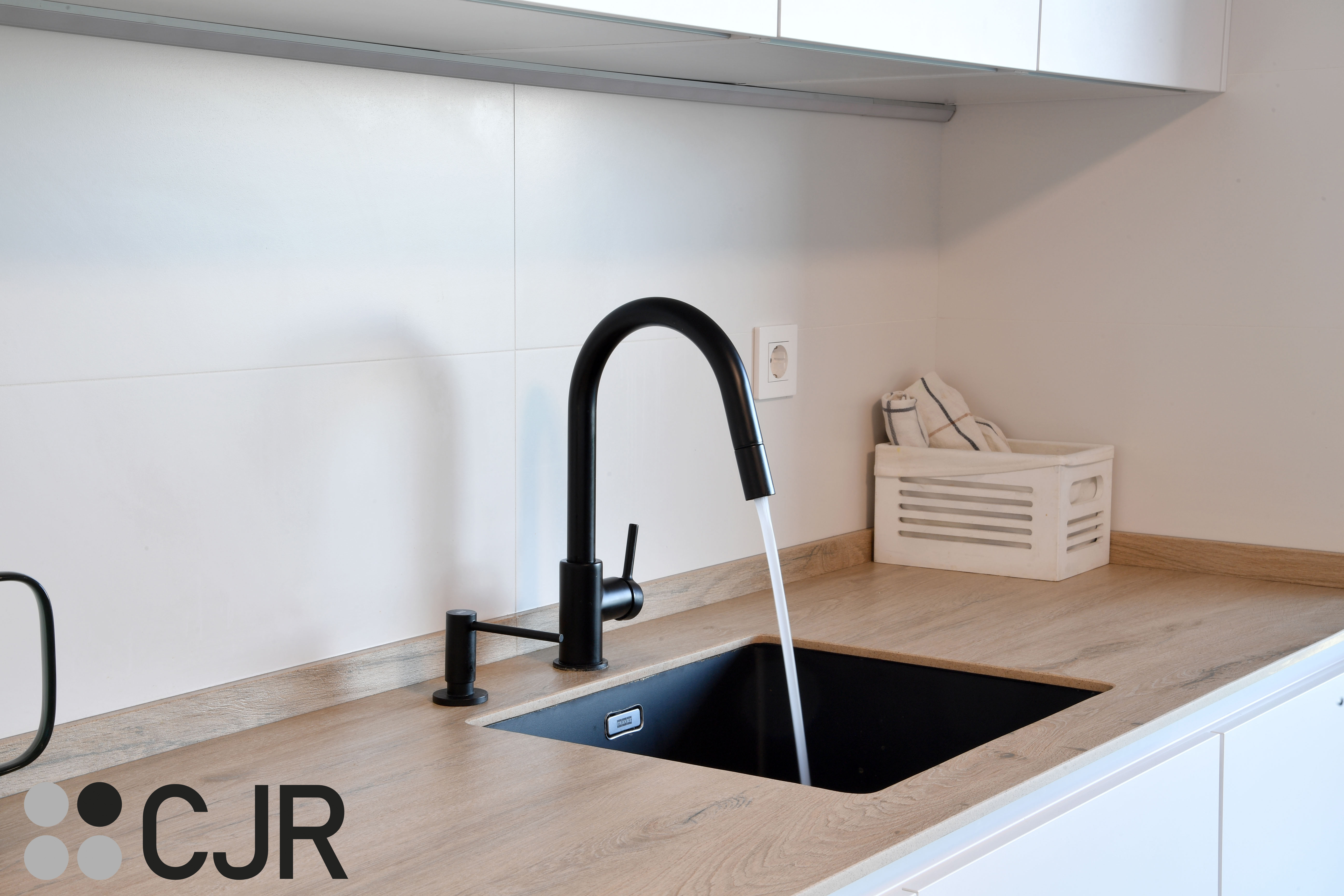 Cocina blanca y madera en dos frentes con mesa cocinas cjr