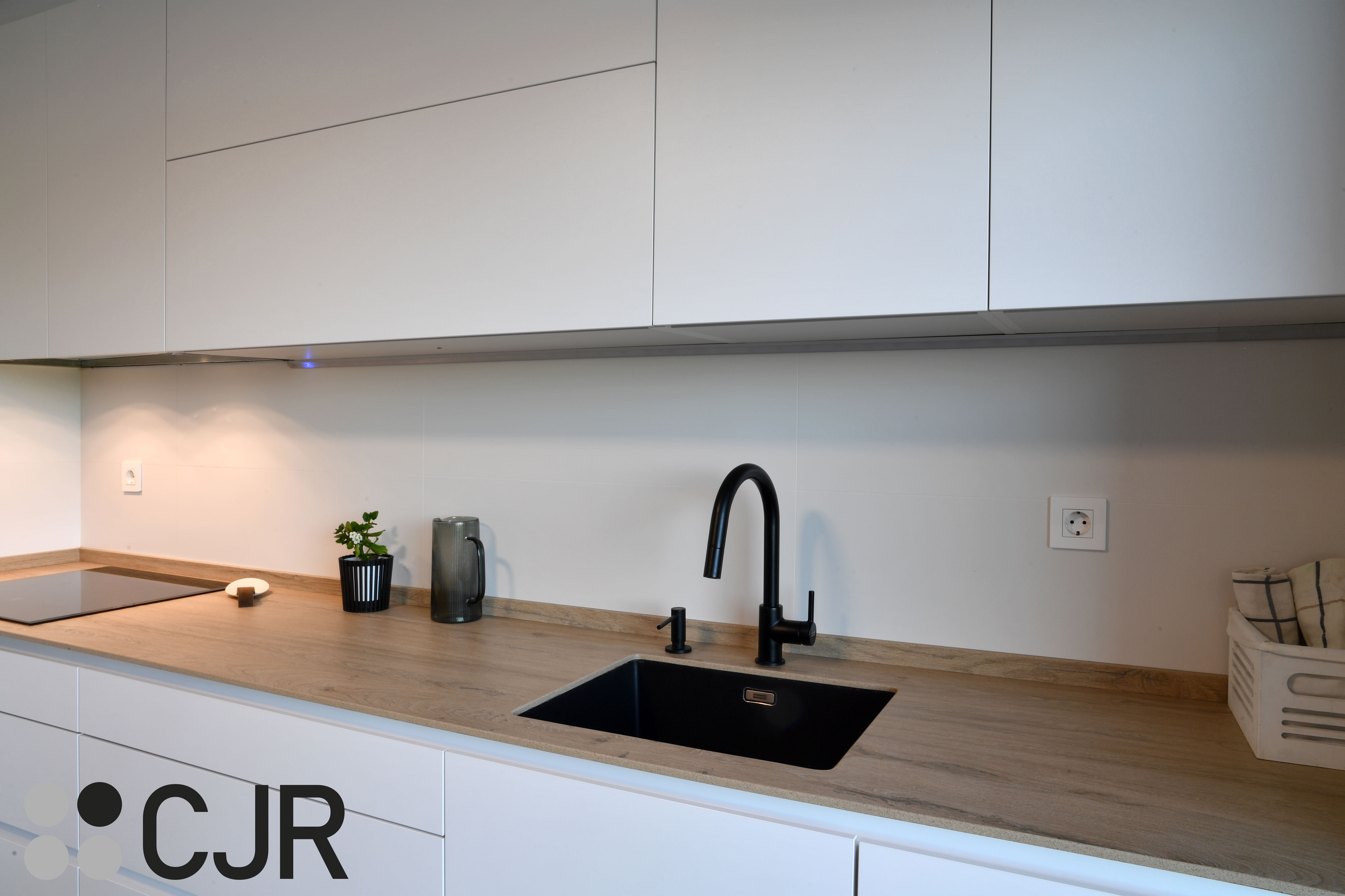 Cocina blanca y madera en dos frentes con mesa cocinas cjr