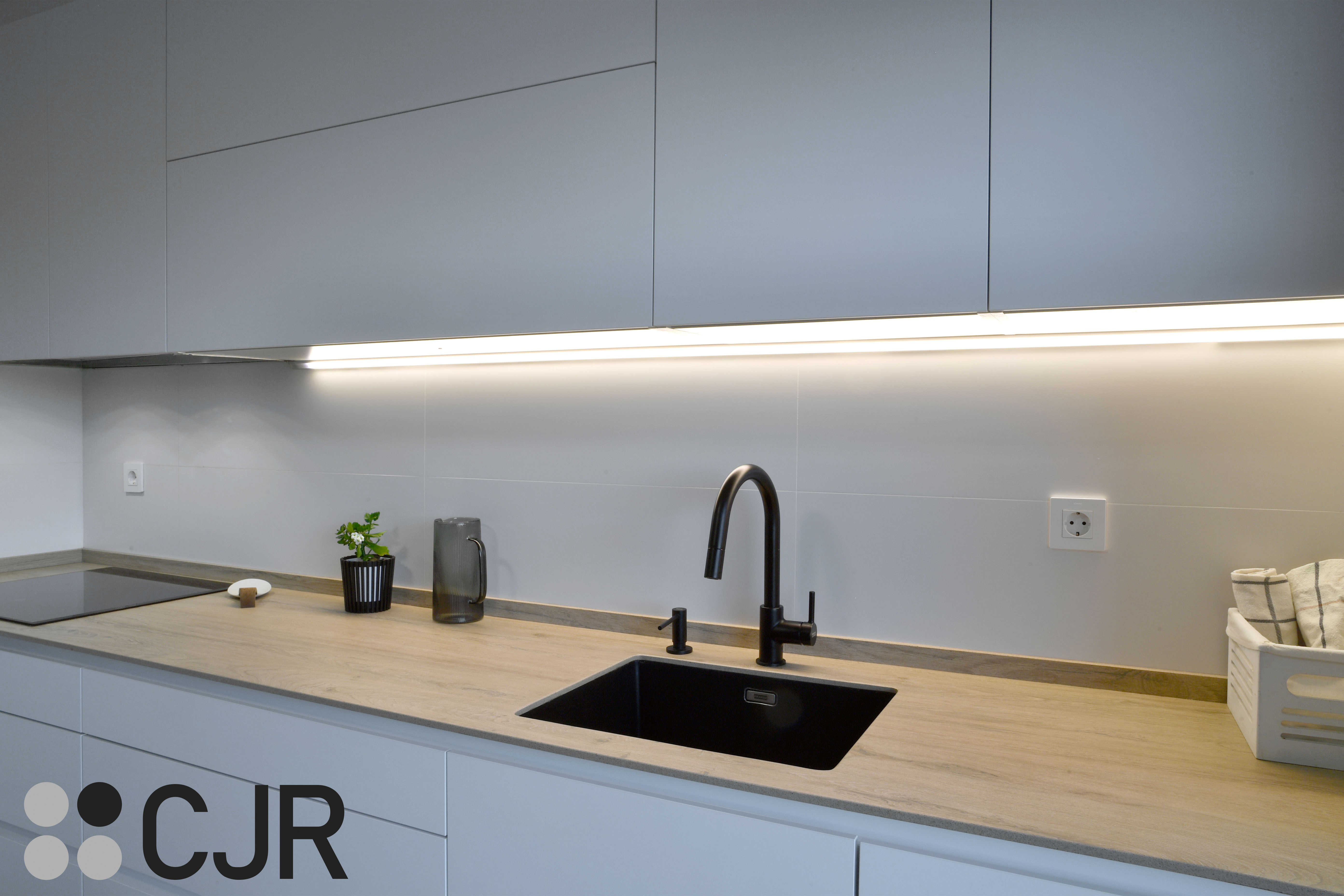 Cocina blanca y madera en dos frentes con mesa cocinas cjr