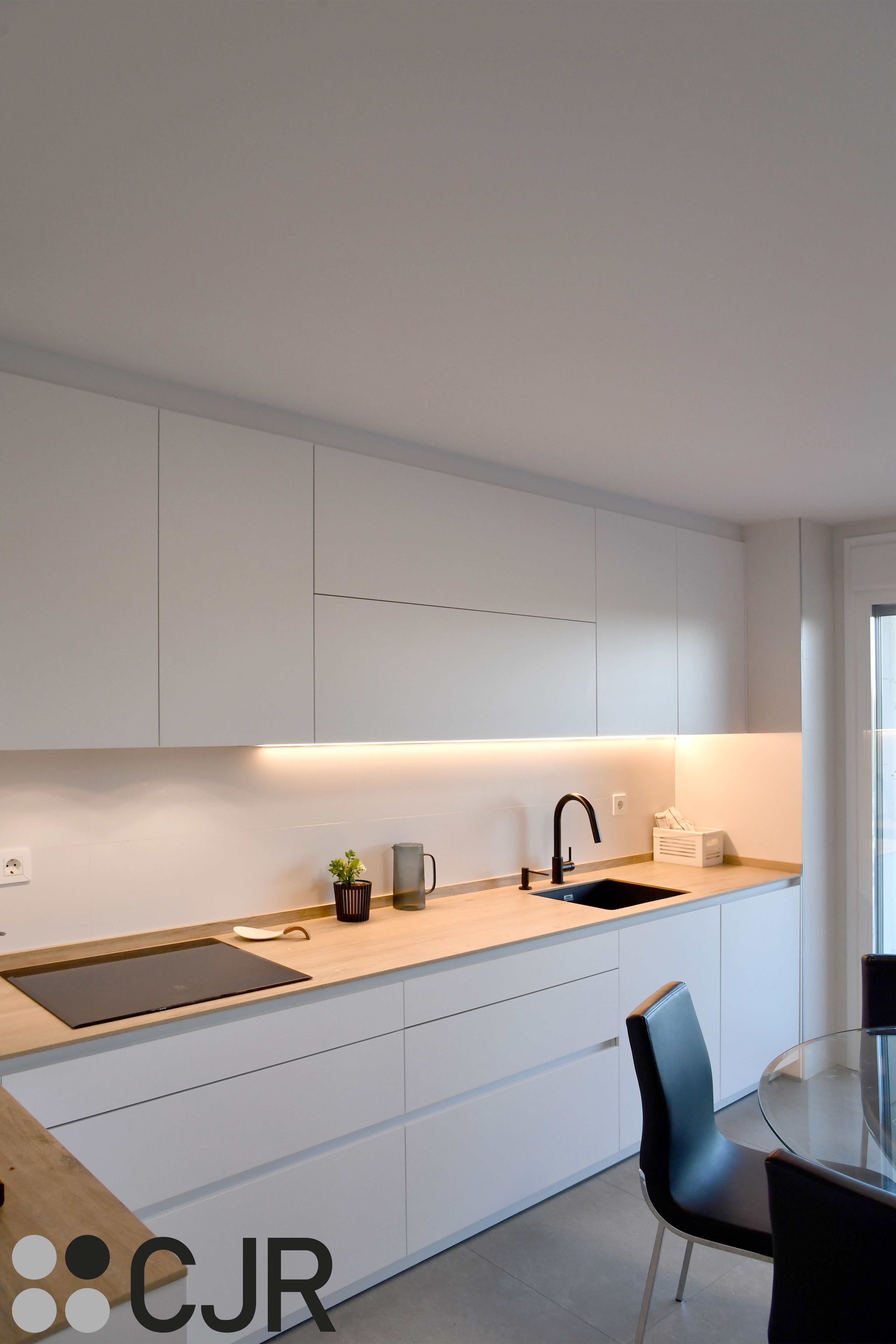 Cocina blanca y madera en dos frentes con mesa cocinas cjr