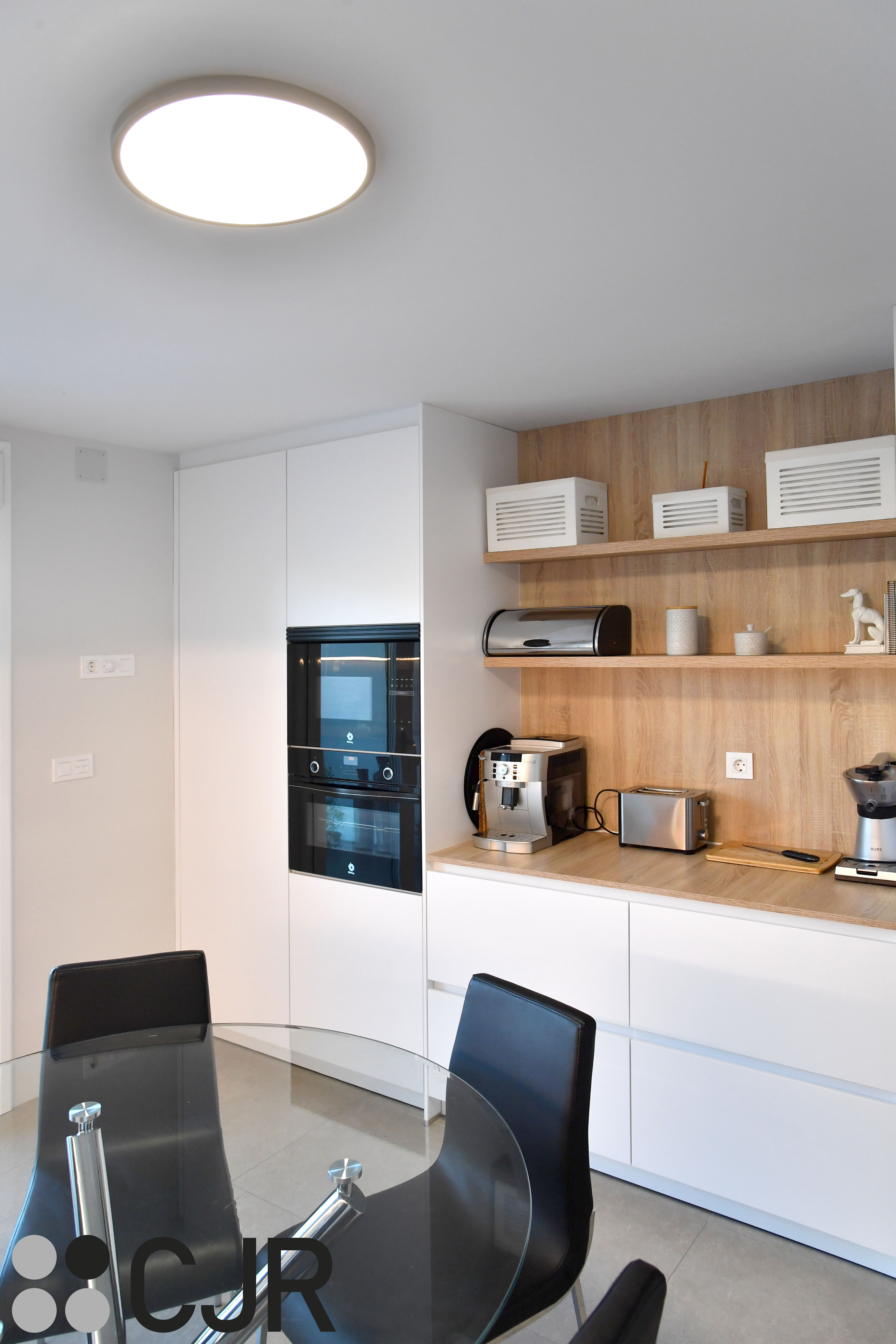 Cocina blanca y madera en dos frentes con mesa cocinas cjr