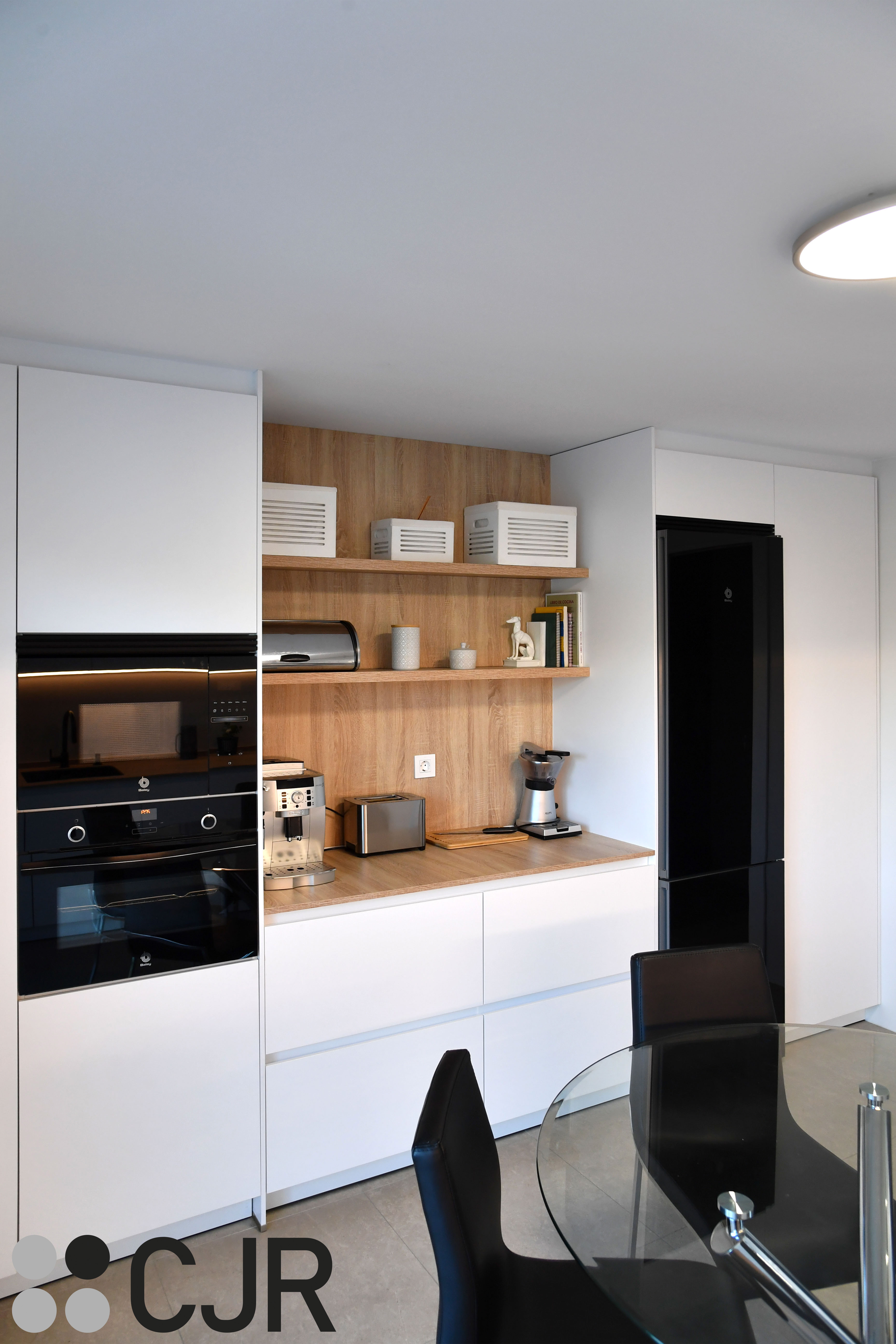 Cocina blanca y madera en dos frentes con mesa cocinas cjr