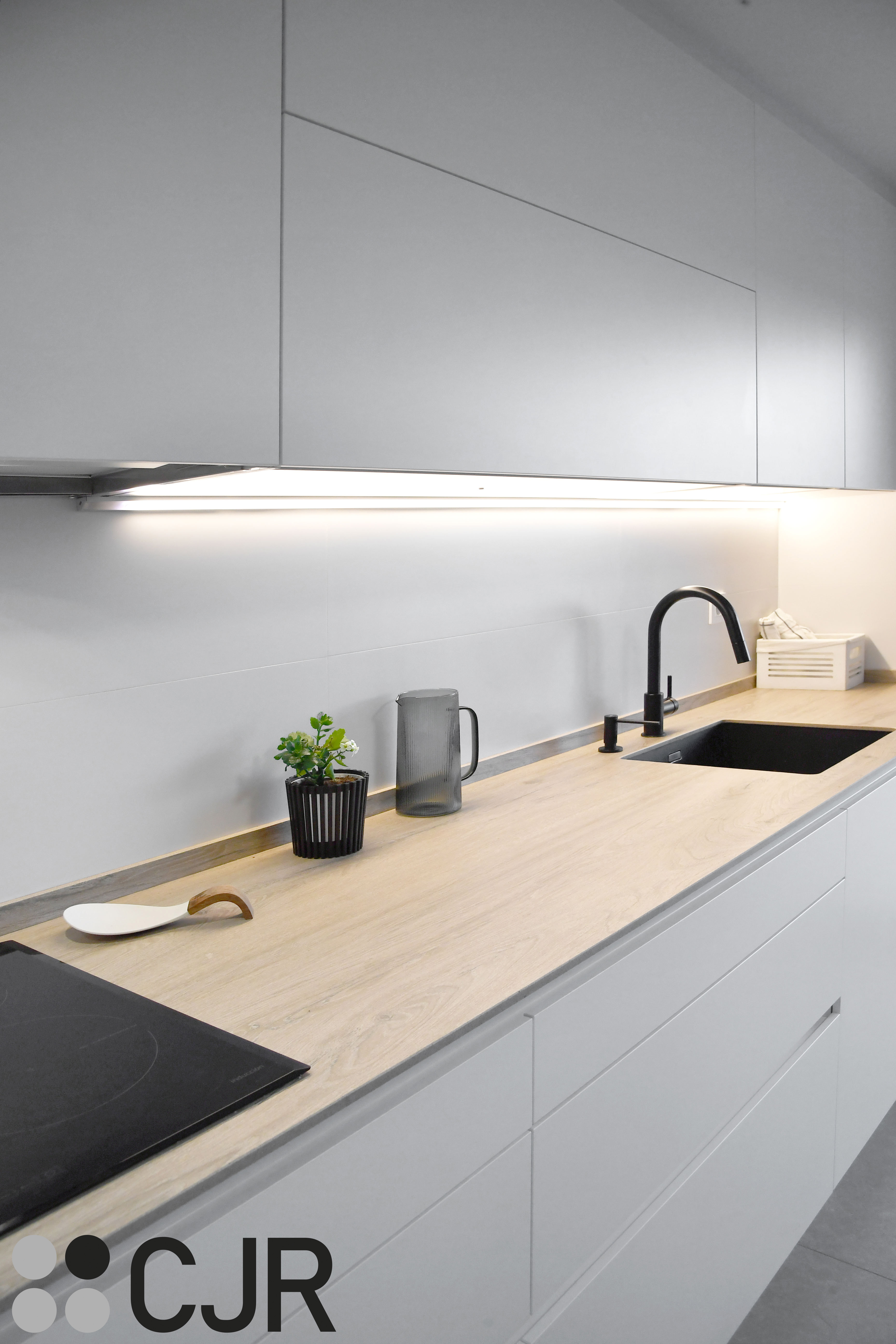 Cocina blanca y madera en dos frentes con mesa cocinas cjr