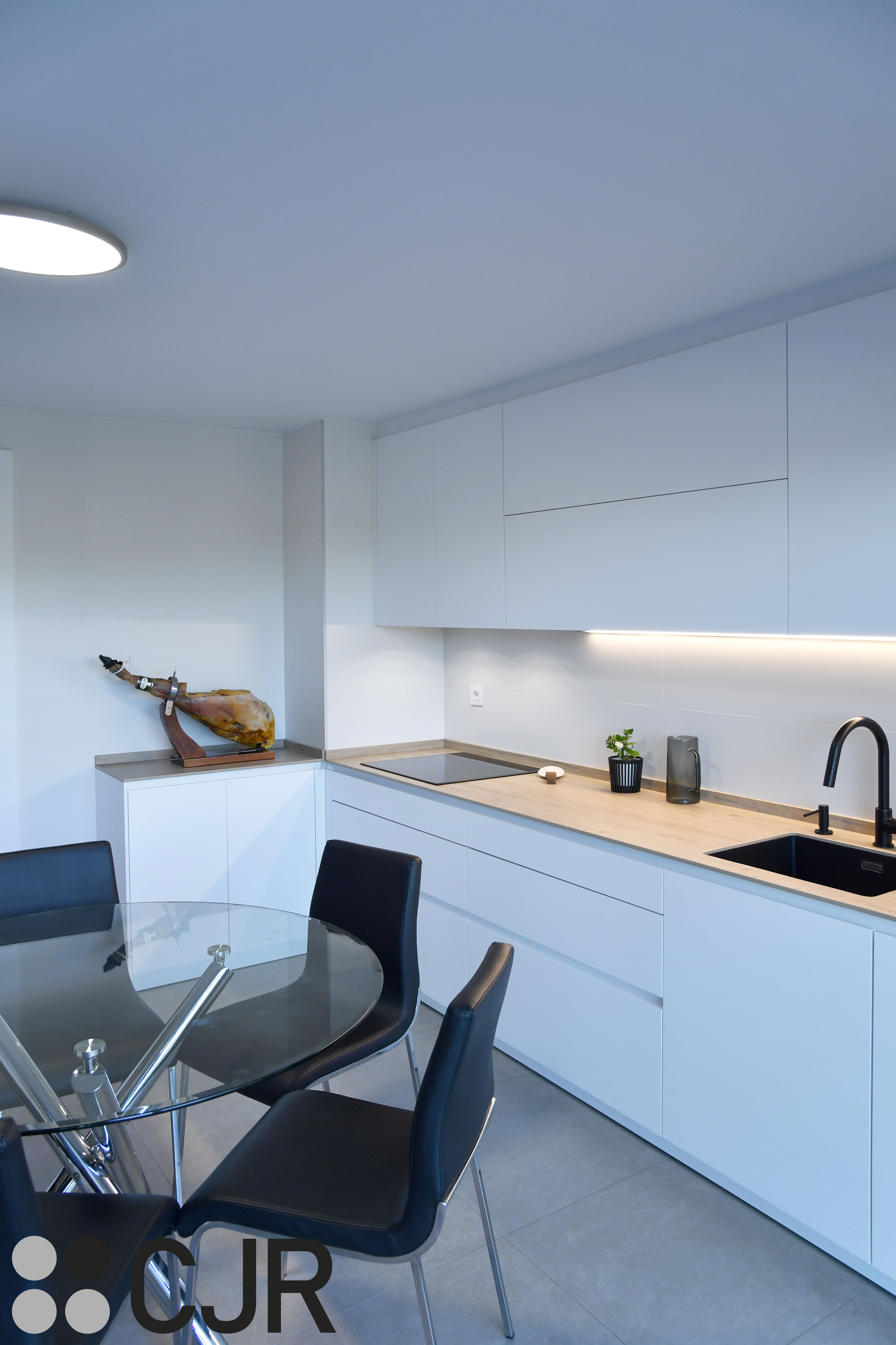 Cocina blanca y madera en dos frentes con mesa cocinas cjr