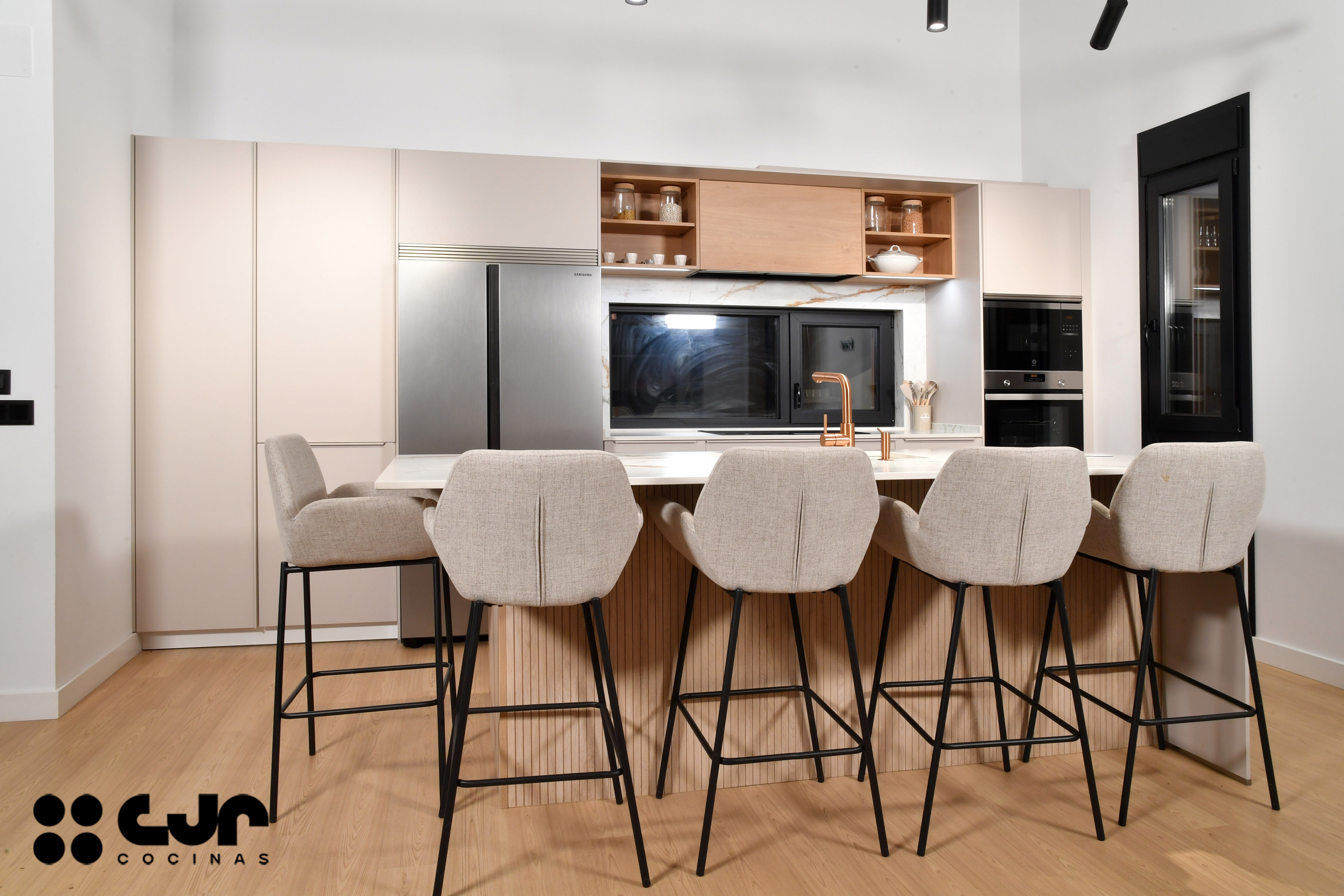 Cocina con isla abierta cashmere y madera Cocinas CJR