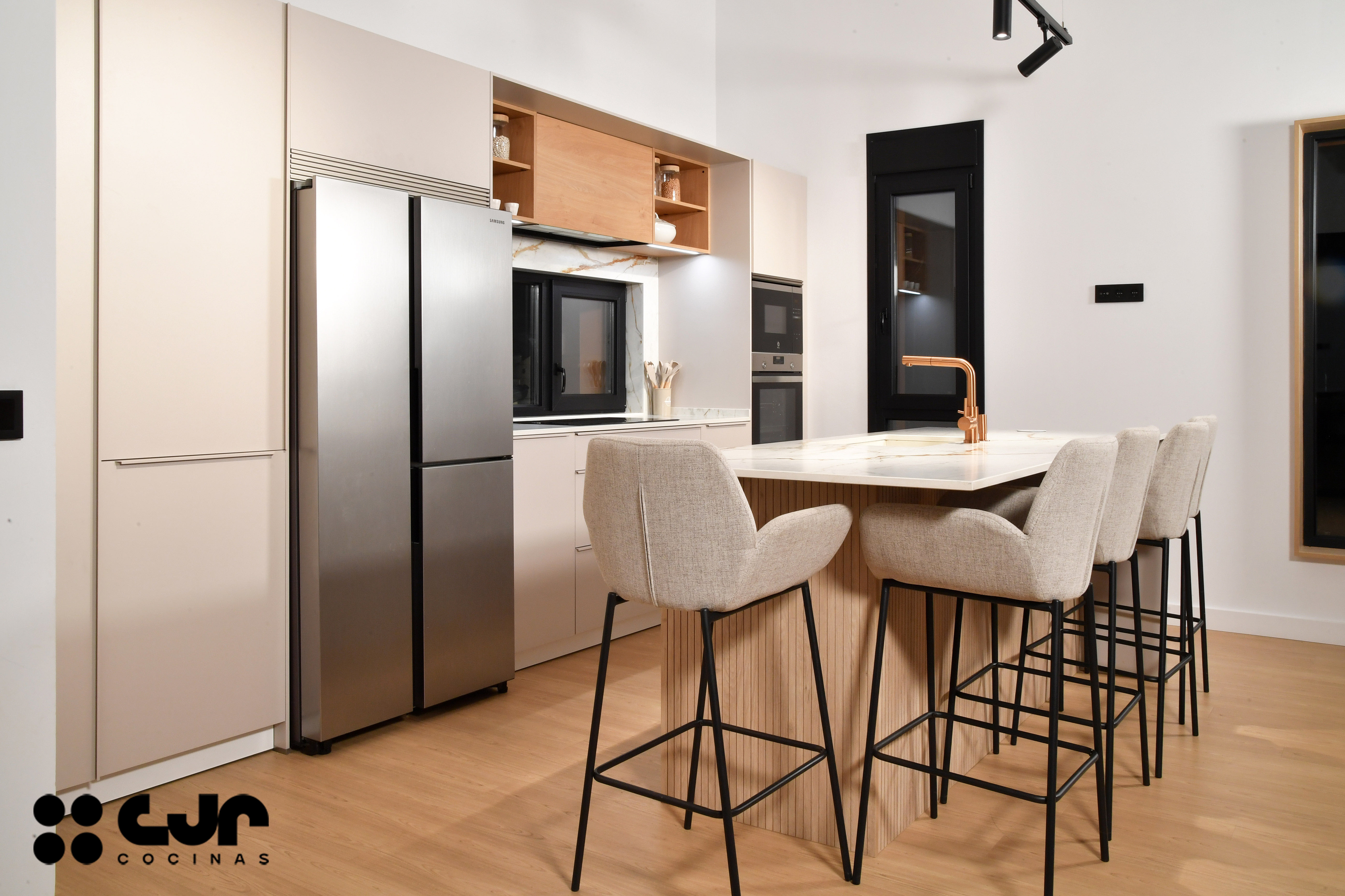 Cocina con isla abierta cashmere y madera Cocinas CJR