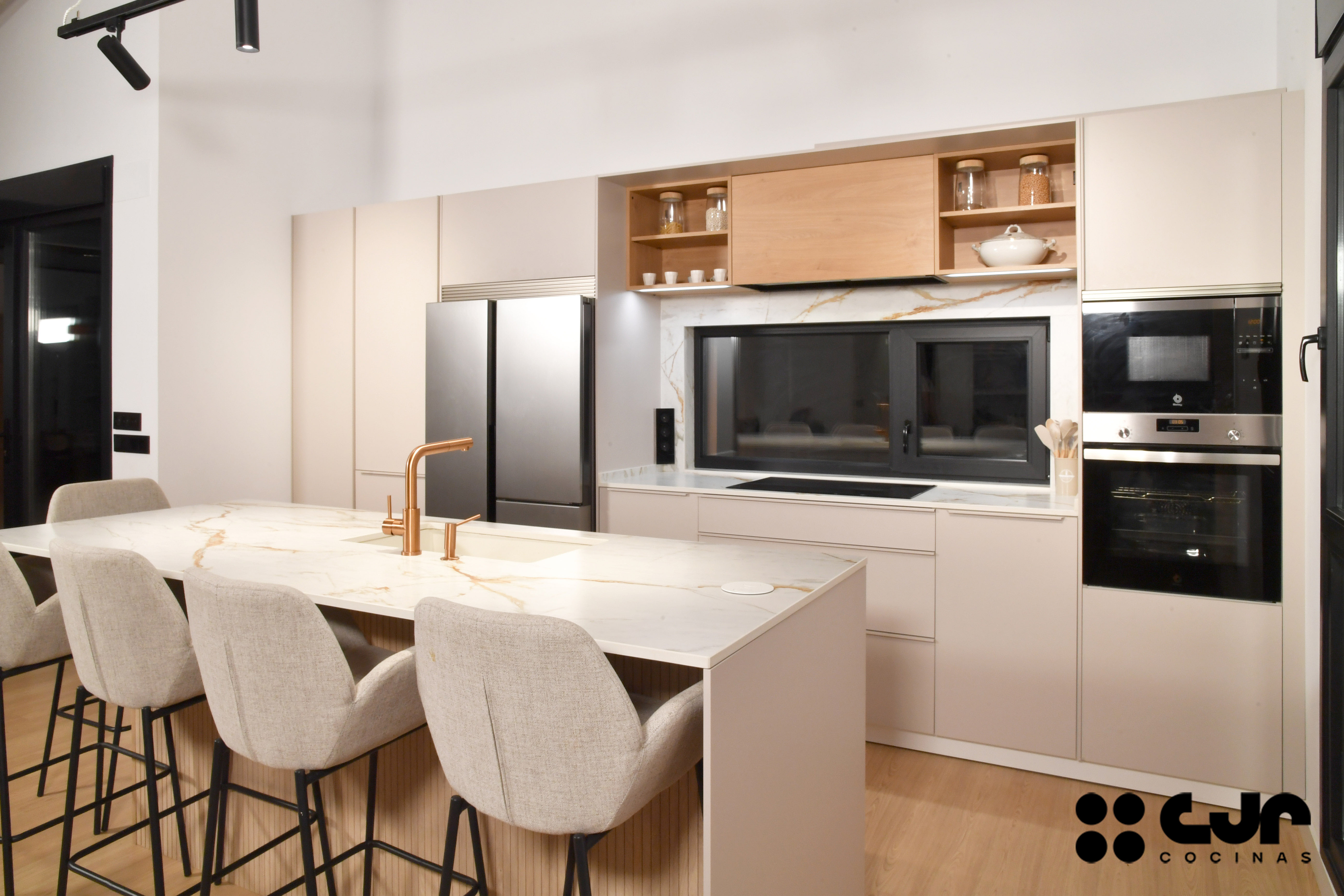 Cocina con isla abierta cashmere y madera Cocinas CJR