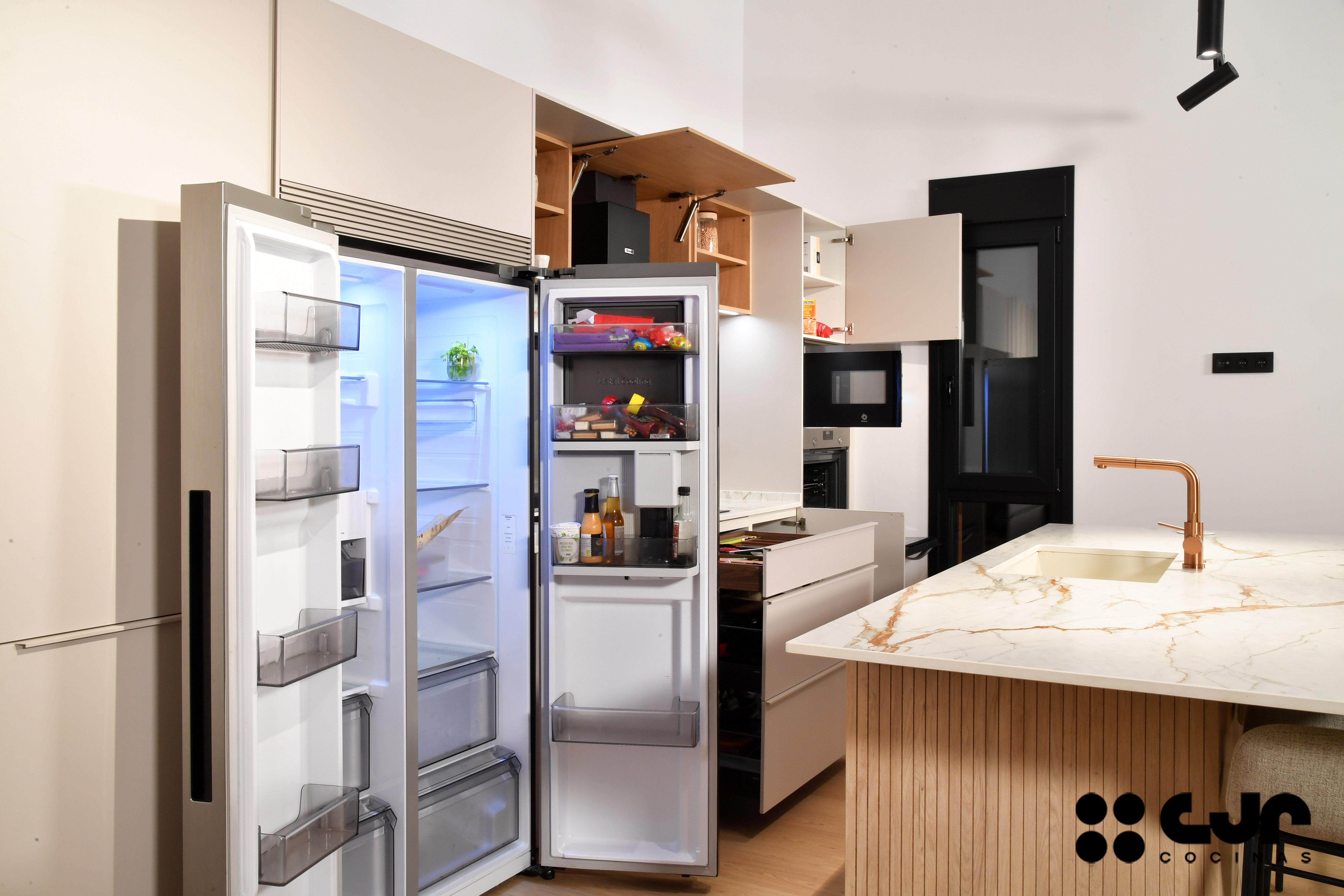 Cocina con isla abierta cashmere y madera Cocinas CJR