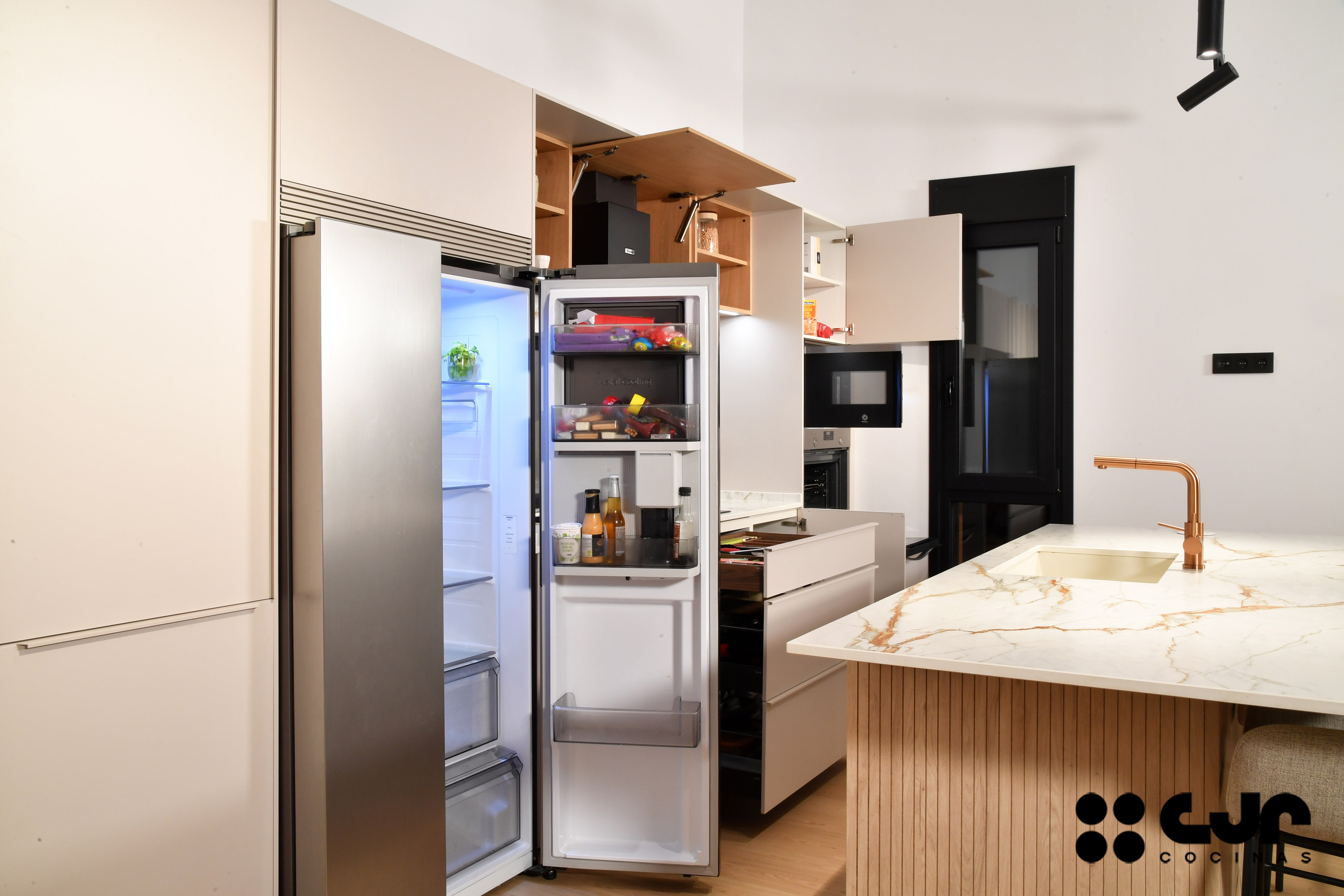 Cocina con isla abierta cashmere y madera Cocinas CJR