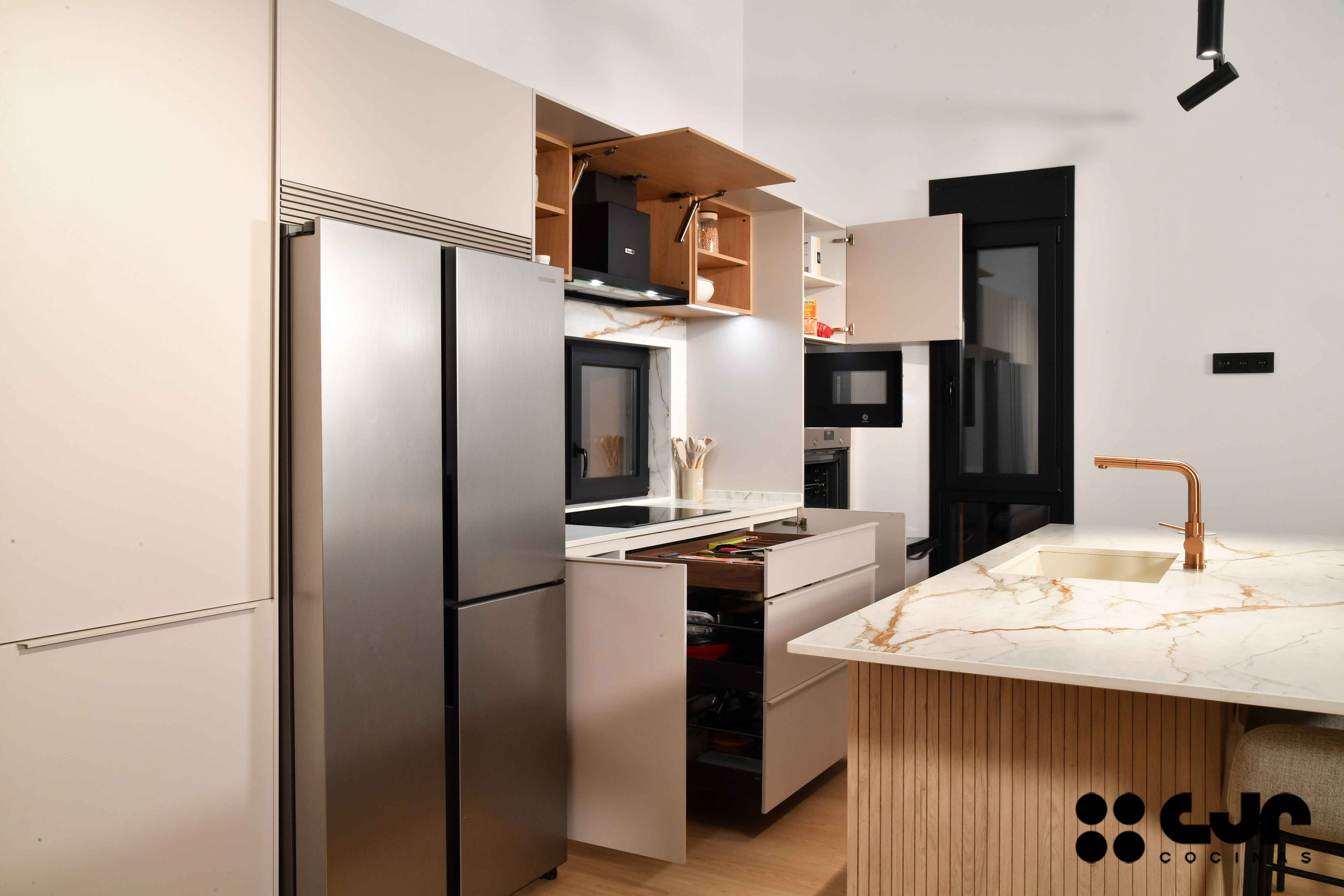 Cocina con isla abierta cashmere y madera Cocinas CJR