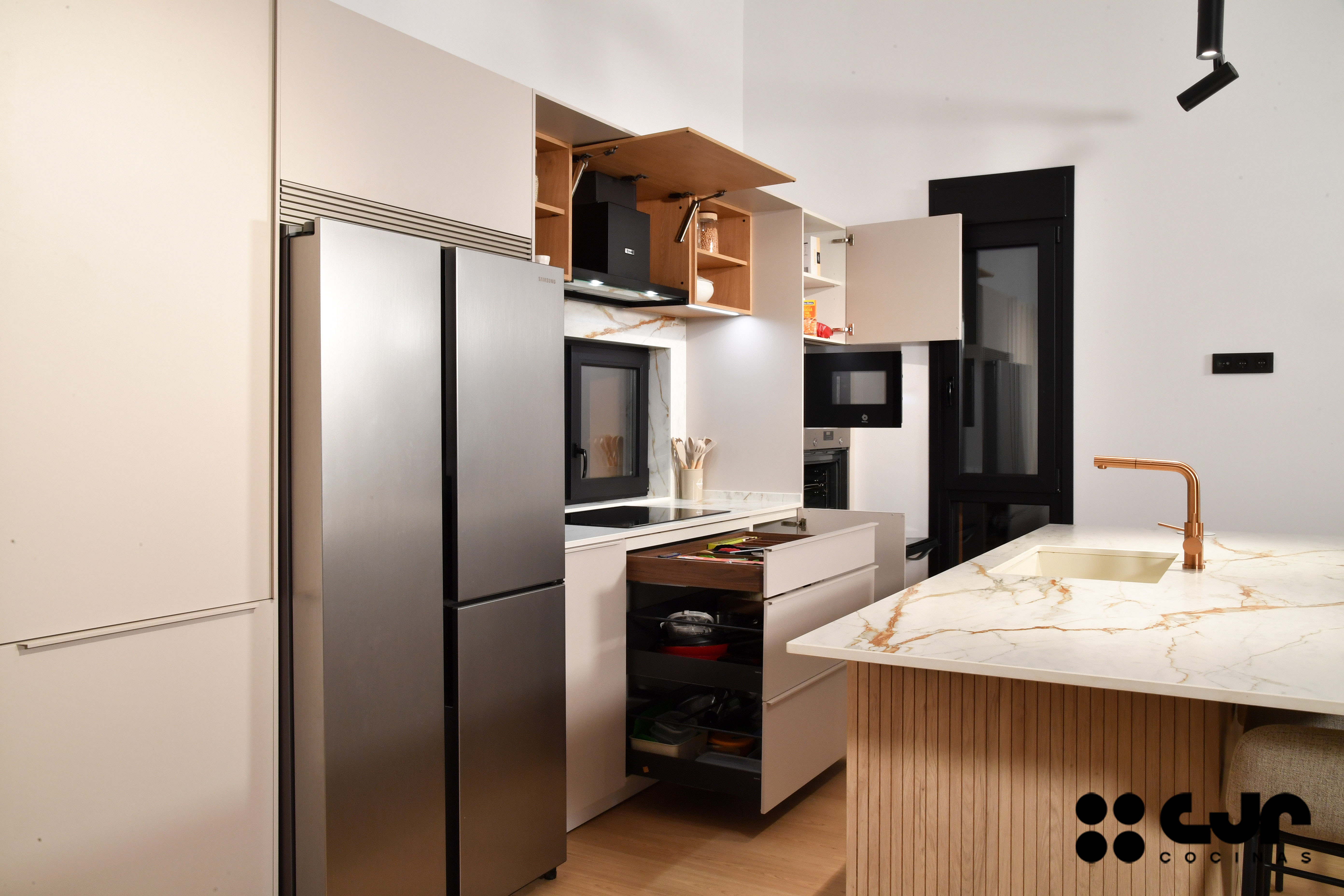 Cocina con isla abierta cashmere y madera Cocinas CJR