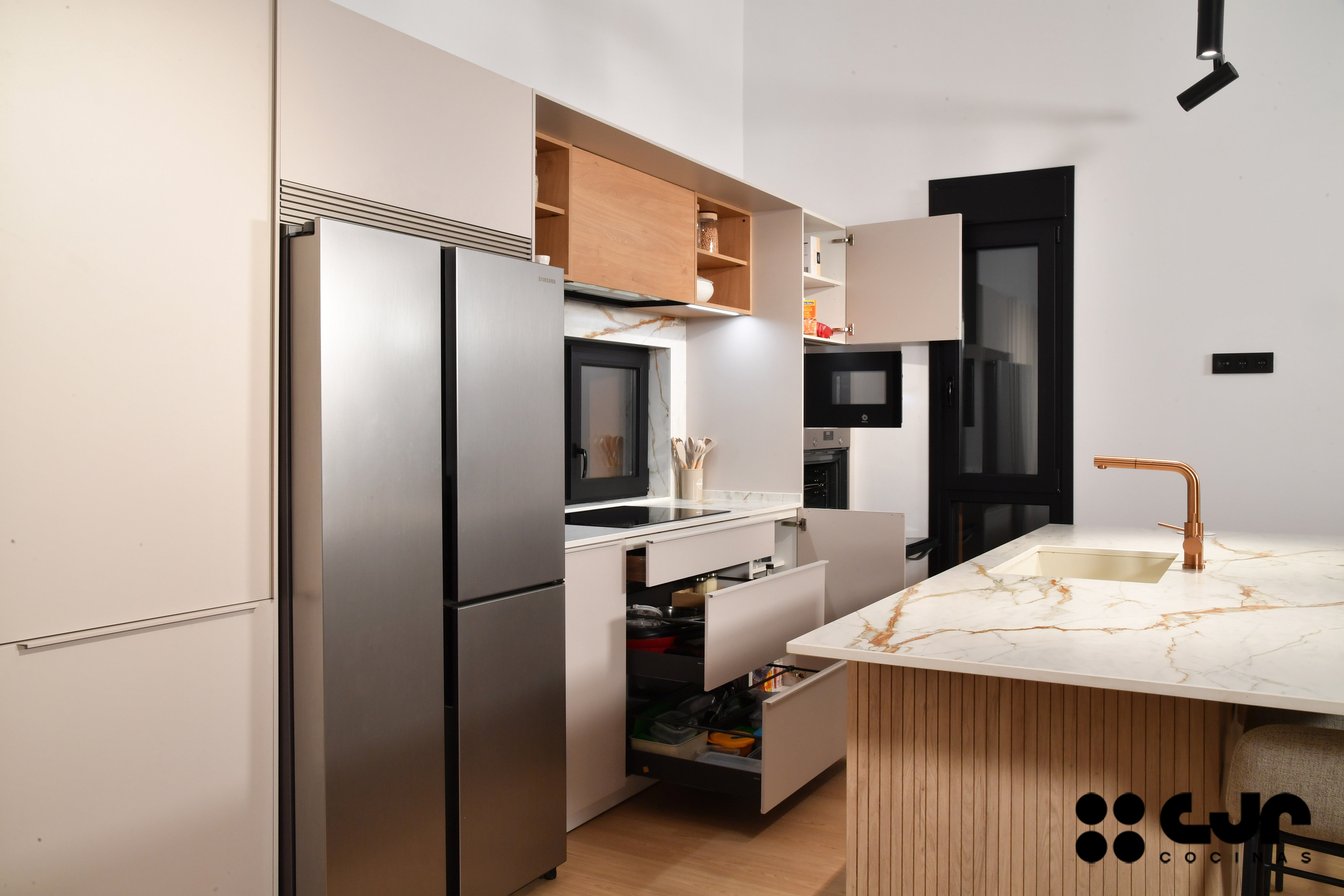 Cocina con isla abierta cashmere y madera Cocinas CJR