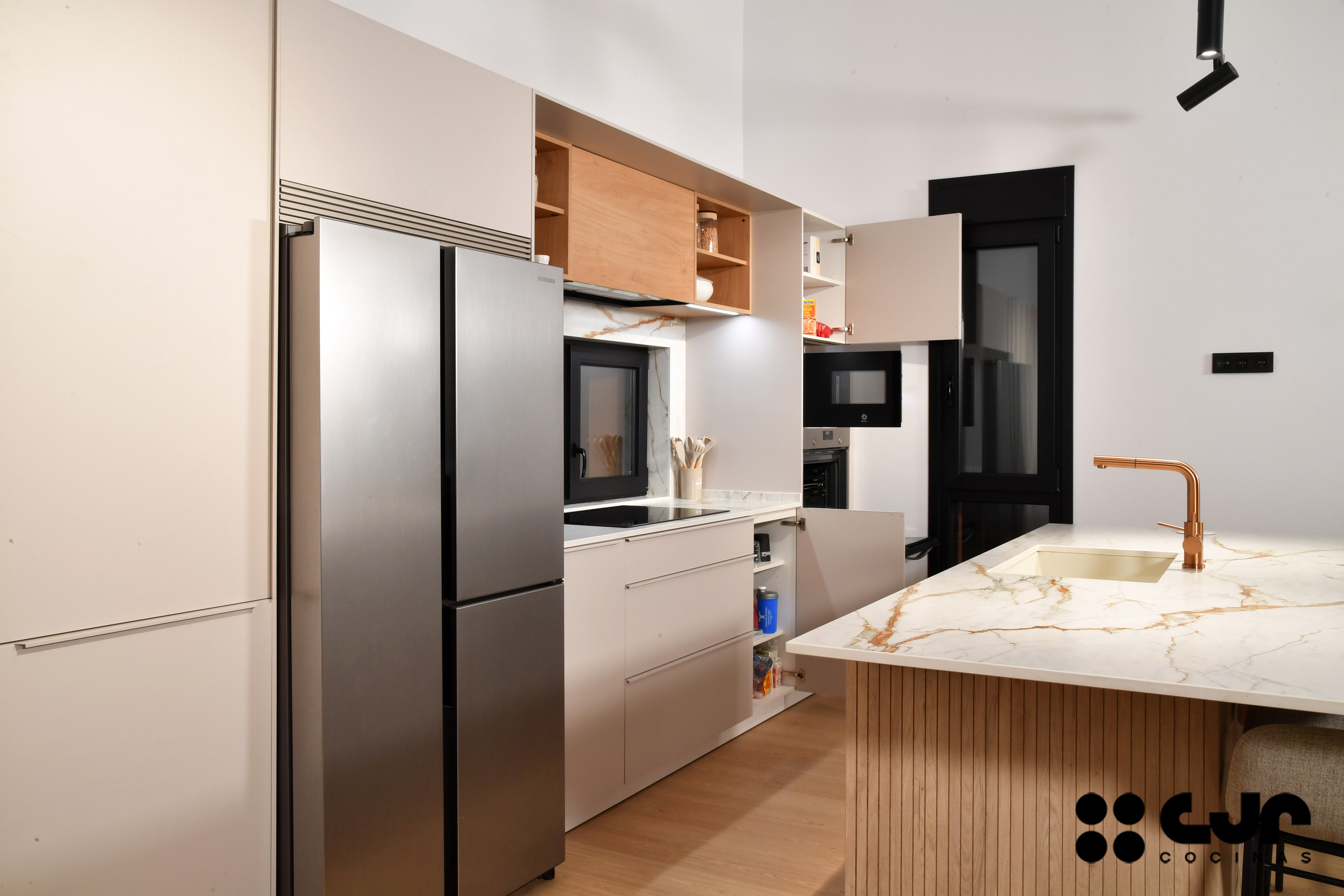 Cocina con isla abierta cashmere y madera Cocinas CJR