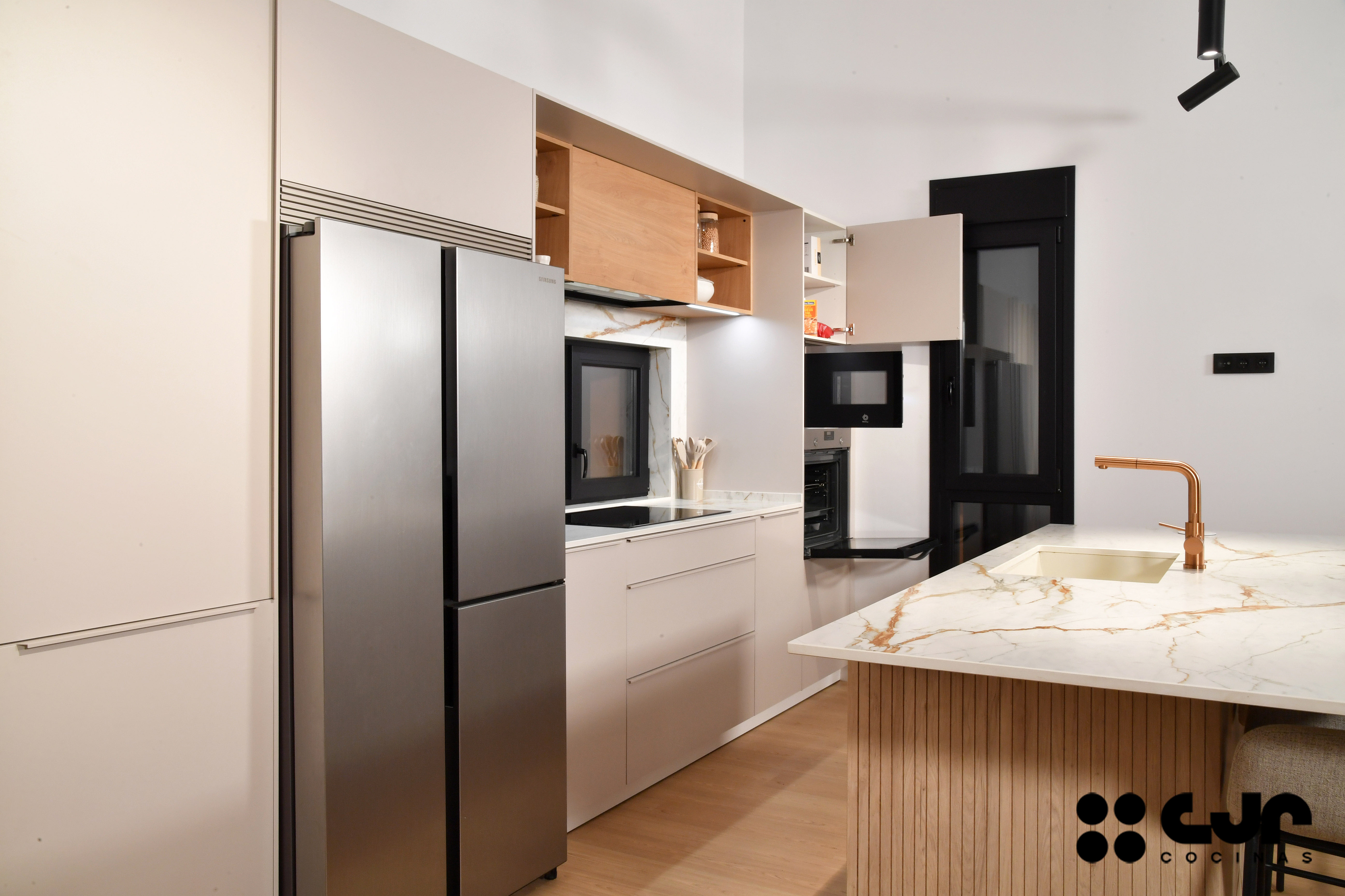 Cocina con isla abierta cashmere y madera Cocinas CJR