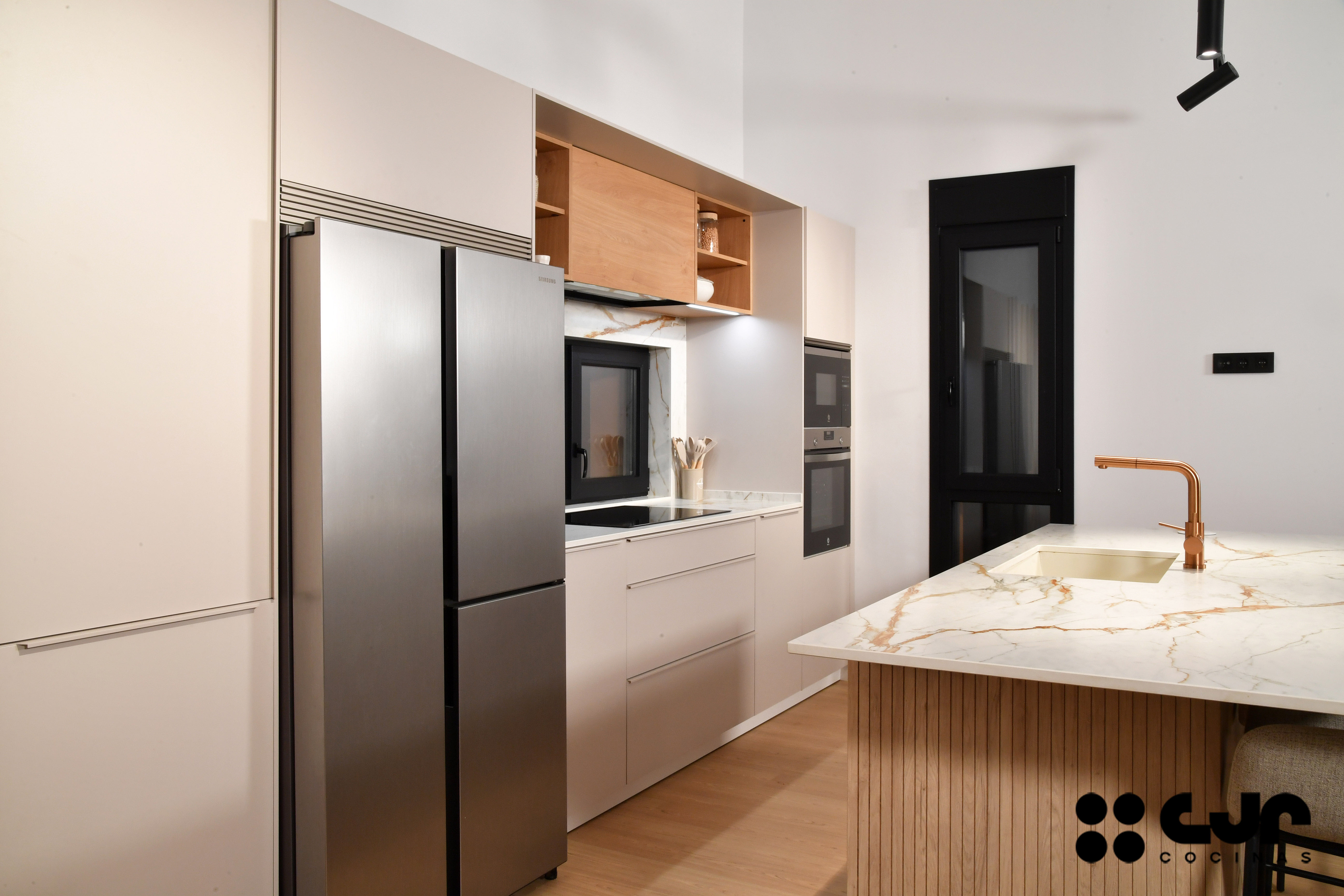 Cocina con isla abierta cashmere y madera Cocinas CJR