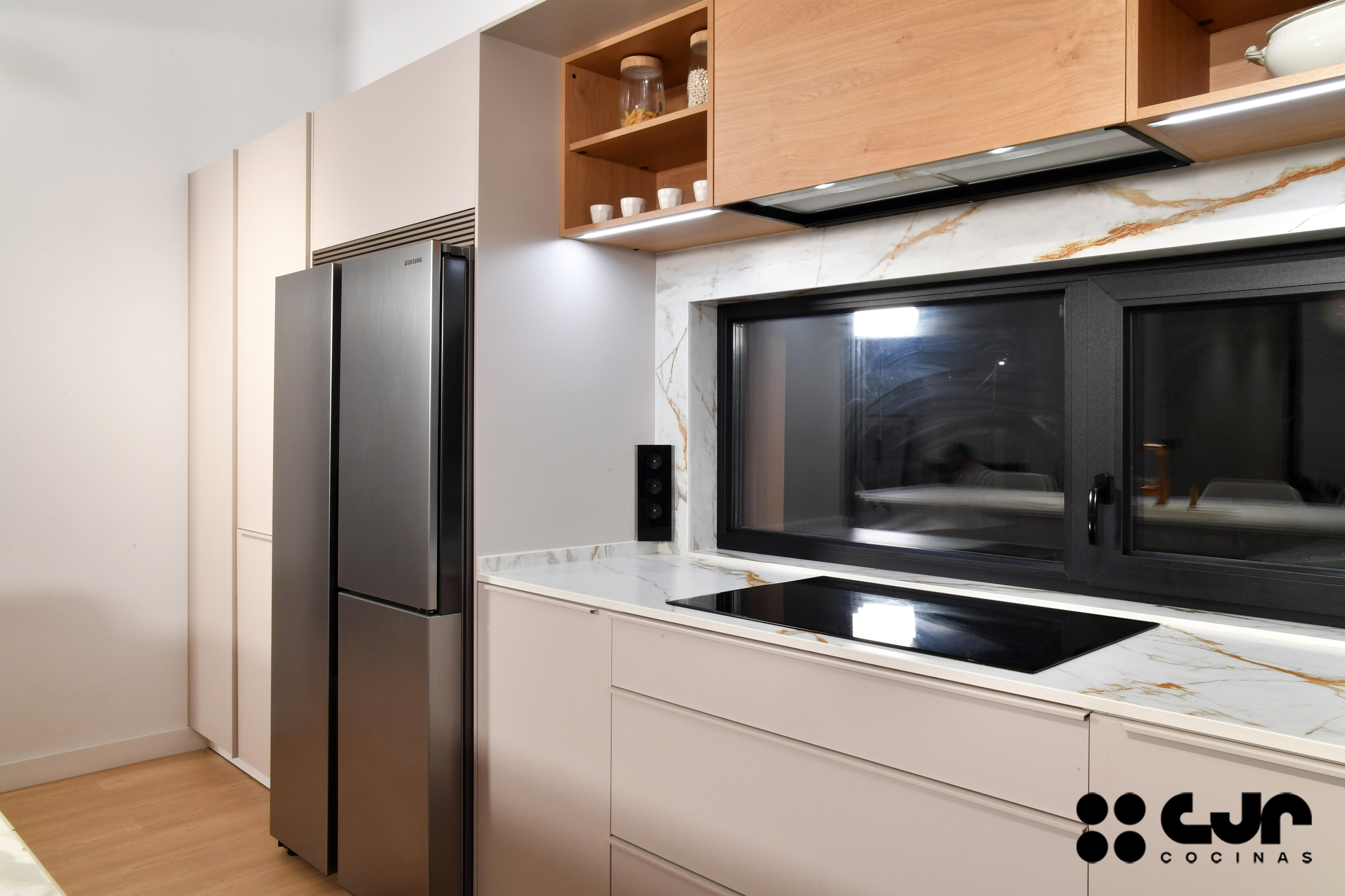 Cocina con isla abierta cashmere y madera Cocinas CJR