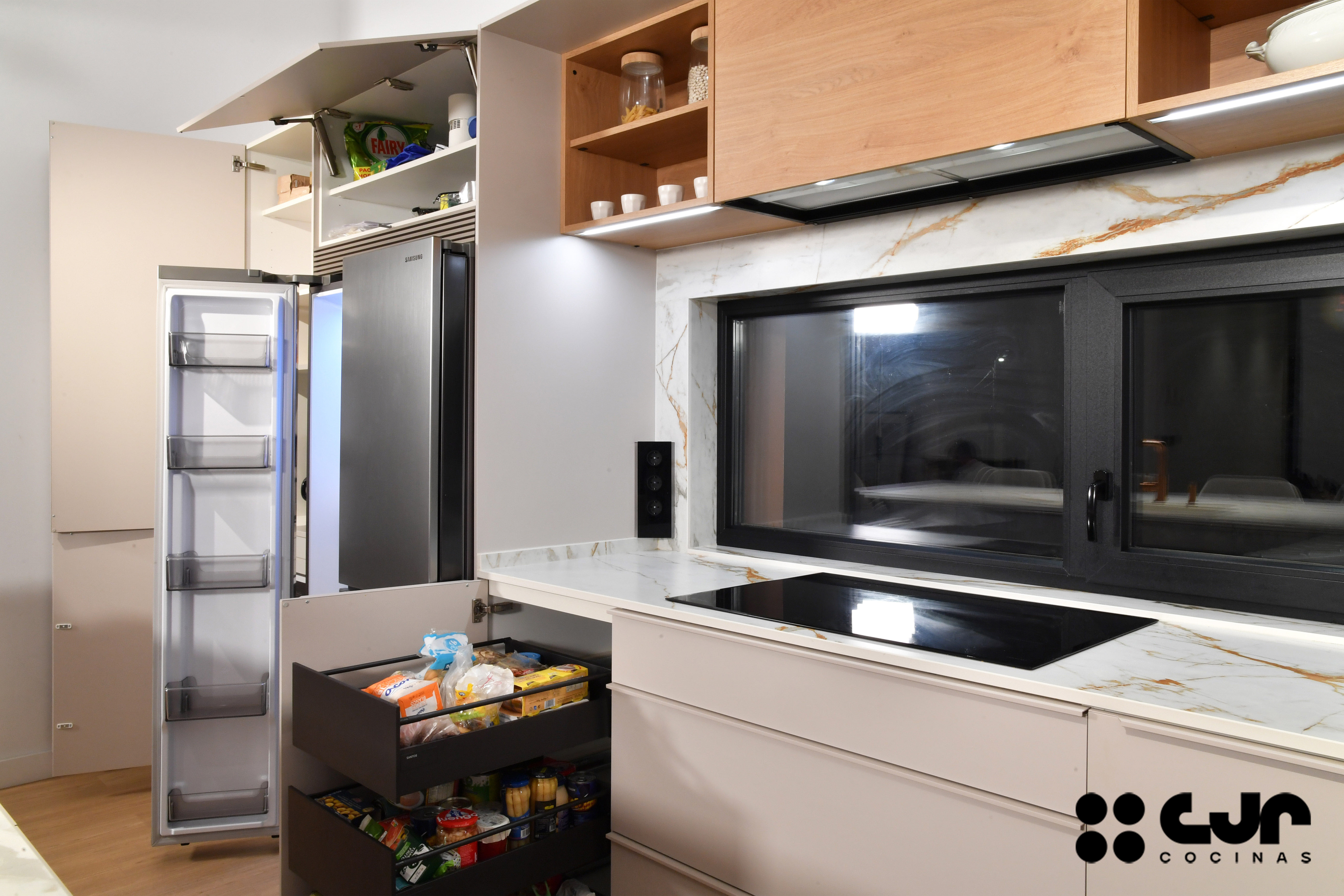 Cocina con isla abierta cashmere y madera Cocinas CJR