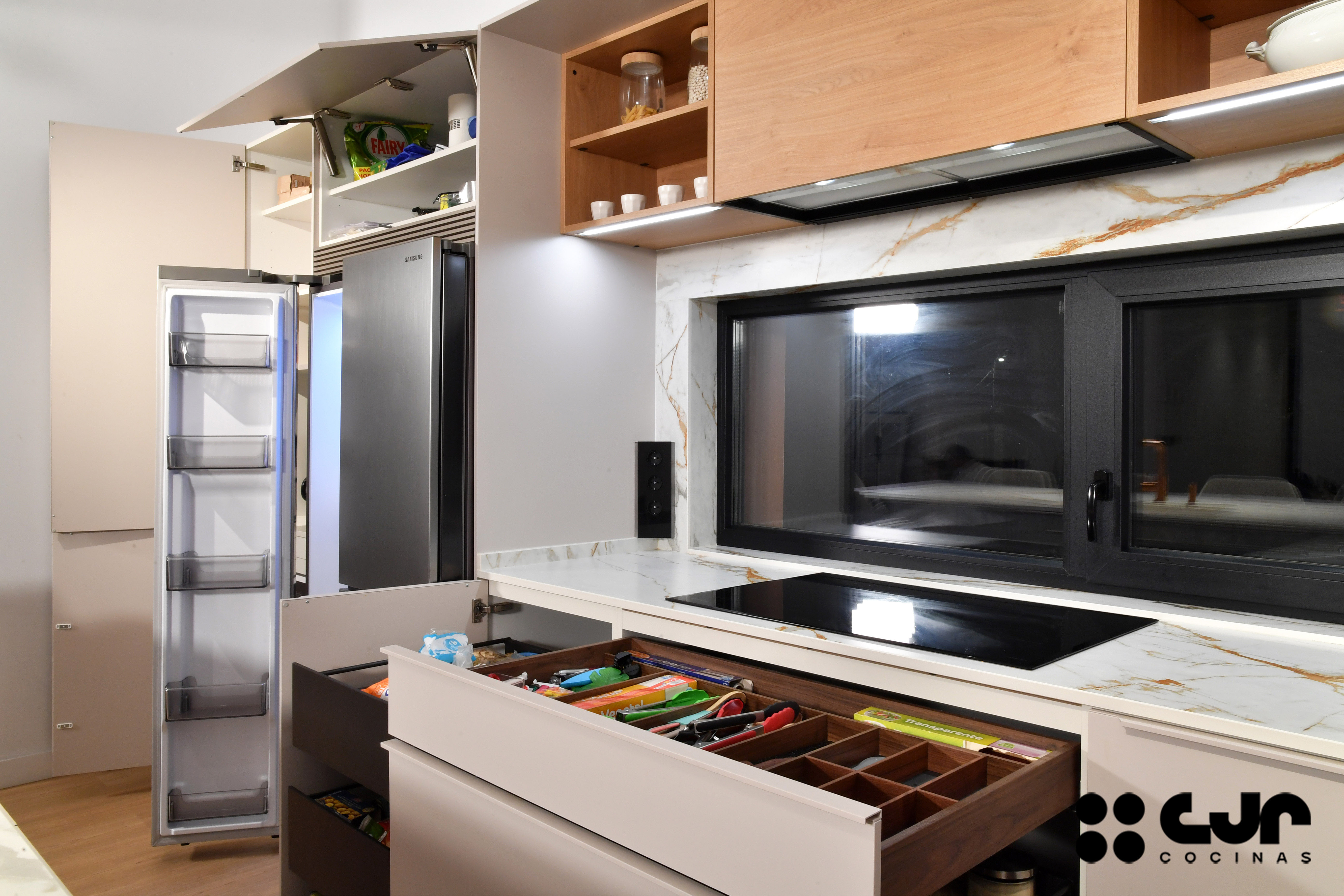 Cocina con isla abierta cashmere y madera Cocinas CJR