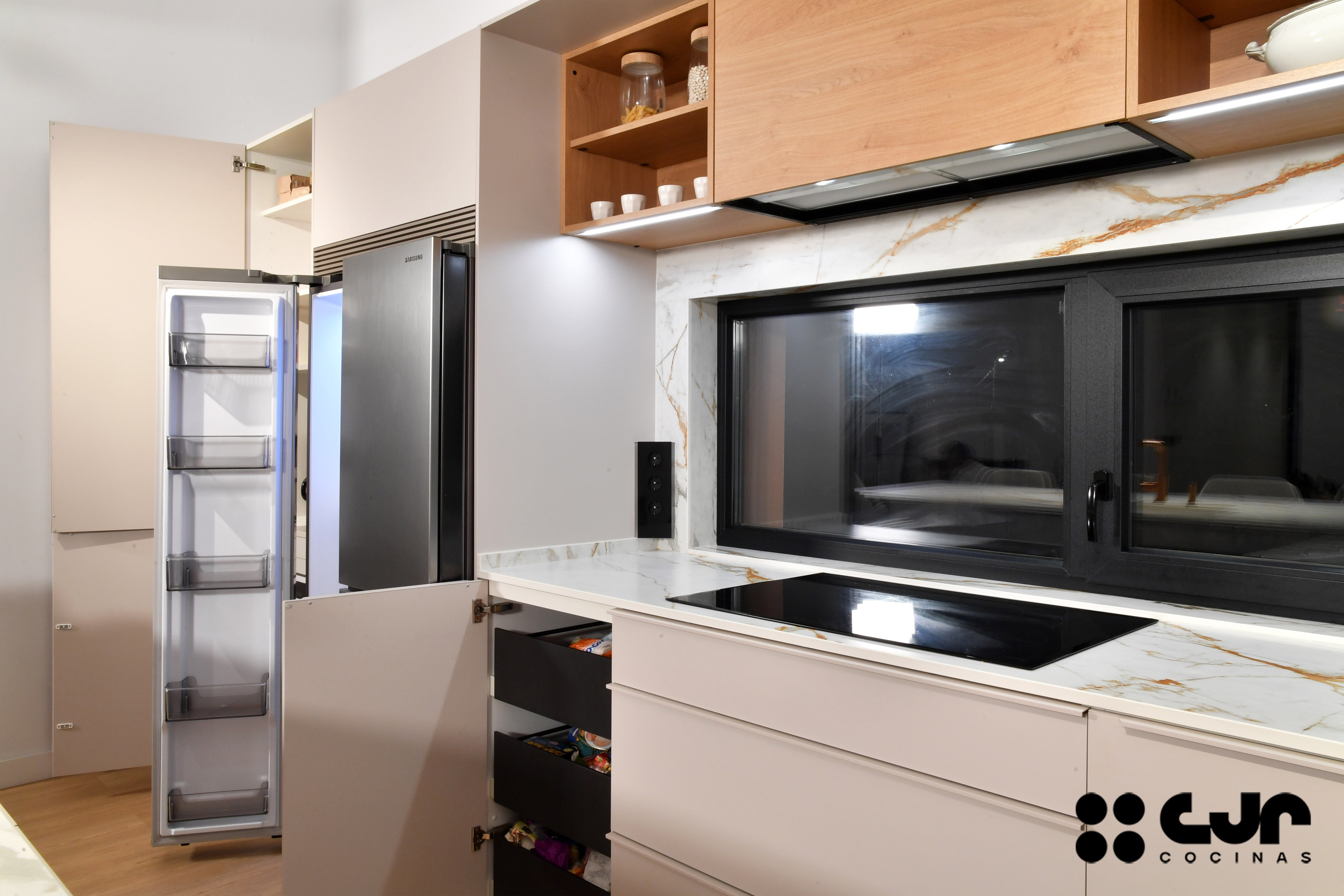 Cocina con isla abierta cashmere y madera Cocinas CJR