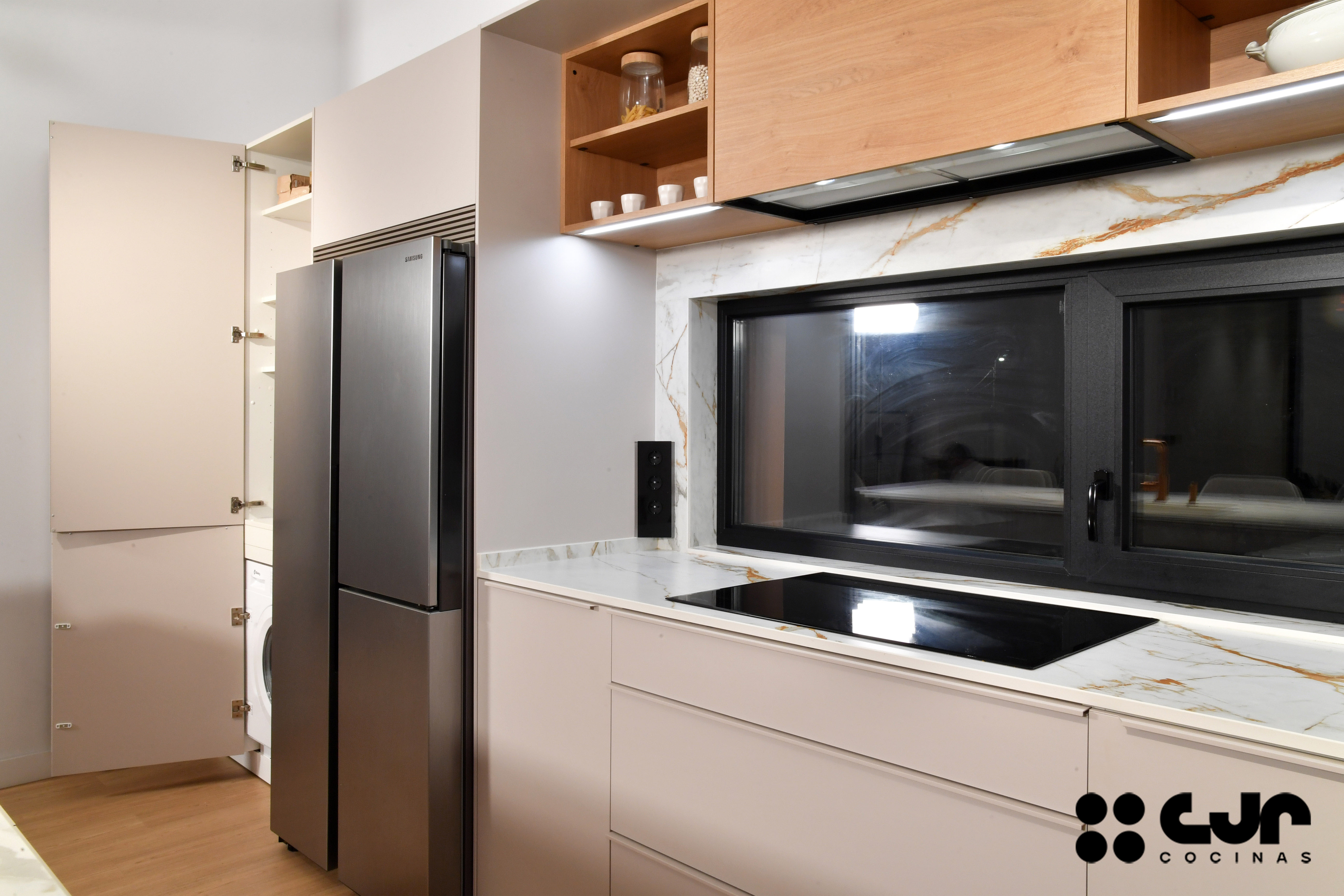 Cocina con isla abierta cashmere y madera Cocinas CJR