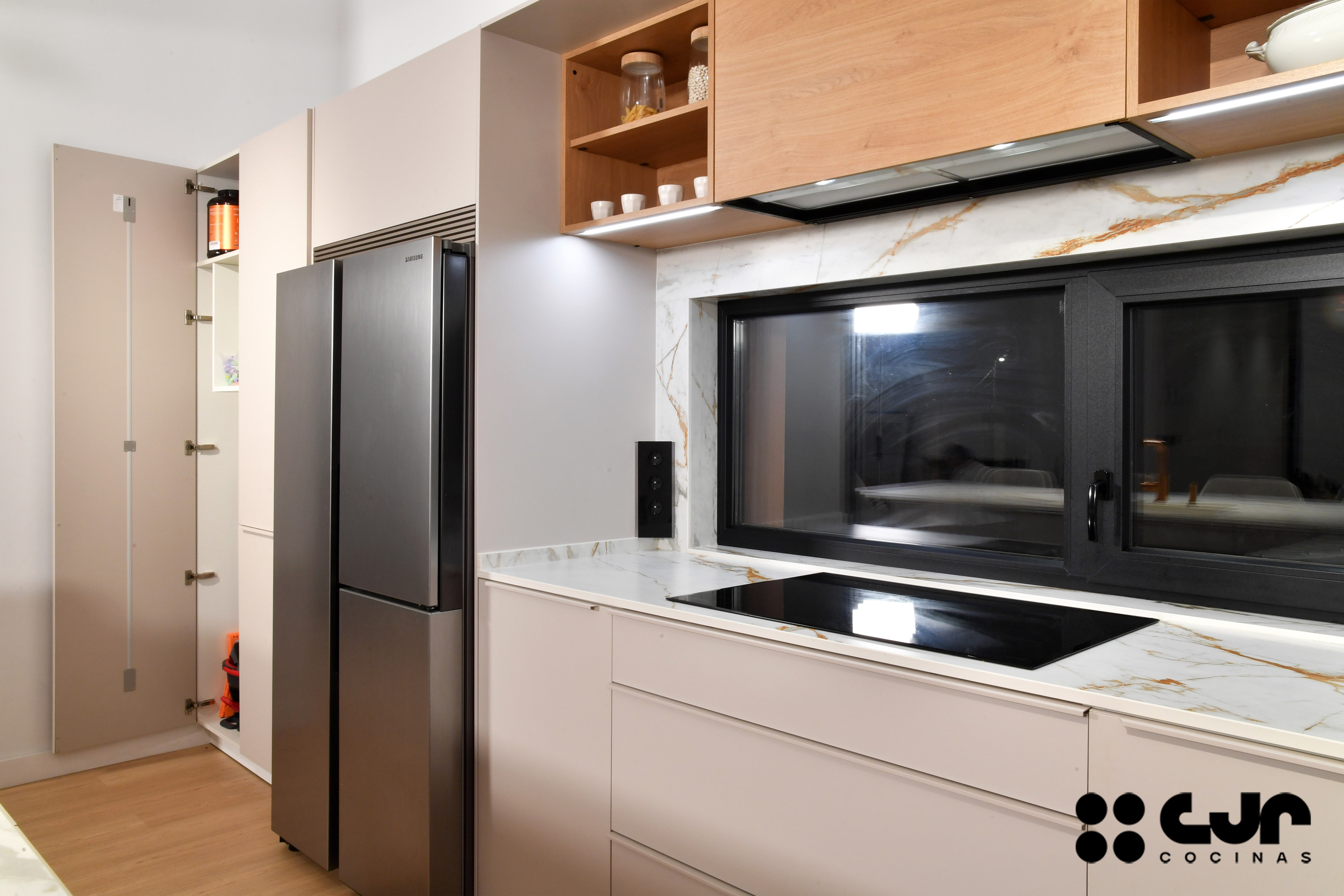 Cocina con isla abierta cashmere y madera Cocinas CJR